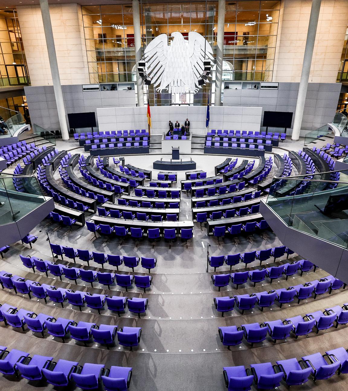 Ein Blick auf die leeren Sitze nach einer Sitzung des Deutschen Bundestages.