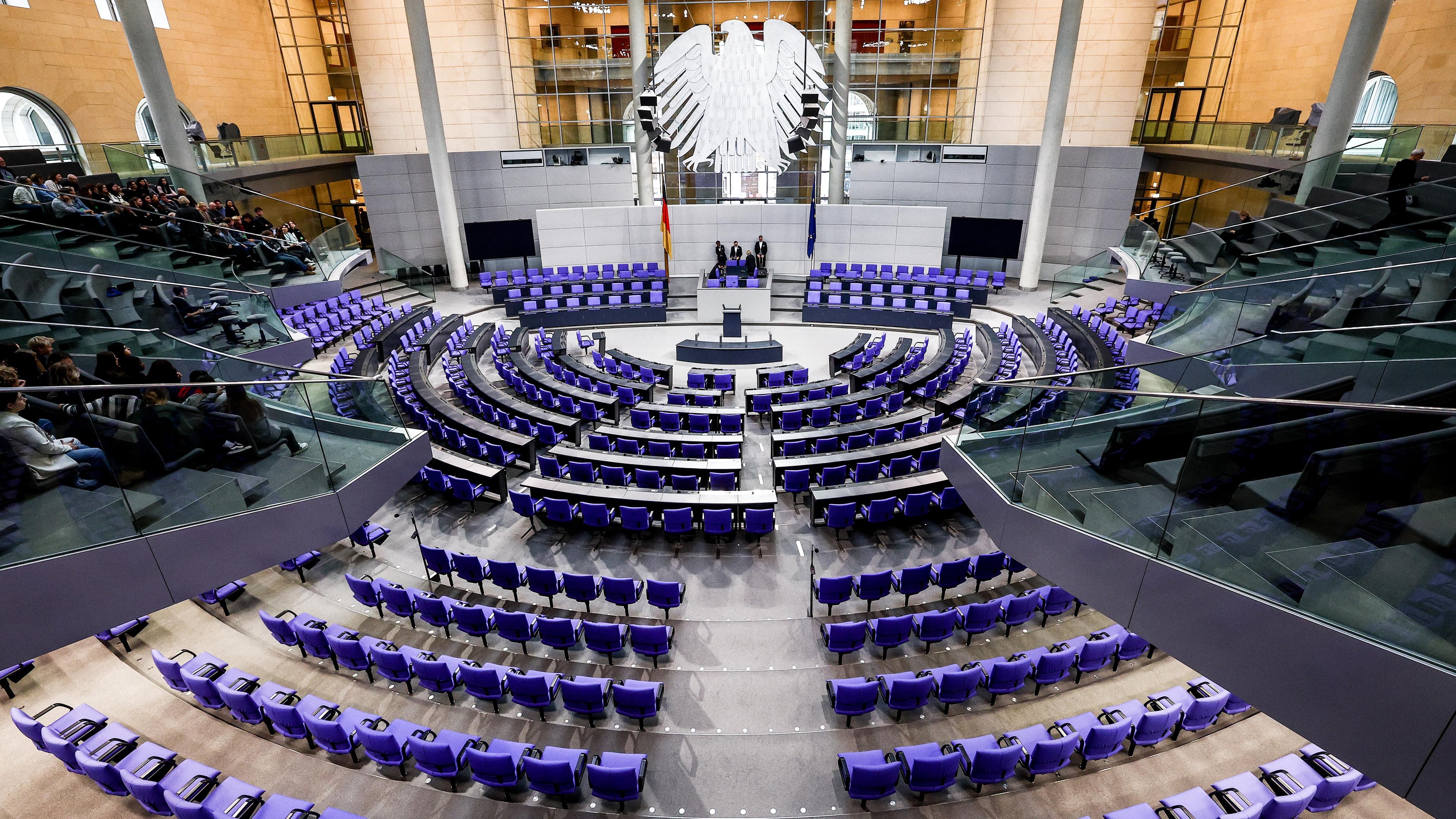 Ein Blick auf die leeren Sitze nach einer Sitzung des Deutschen Bundestages.