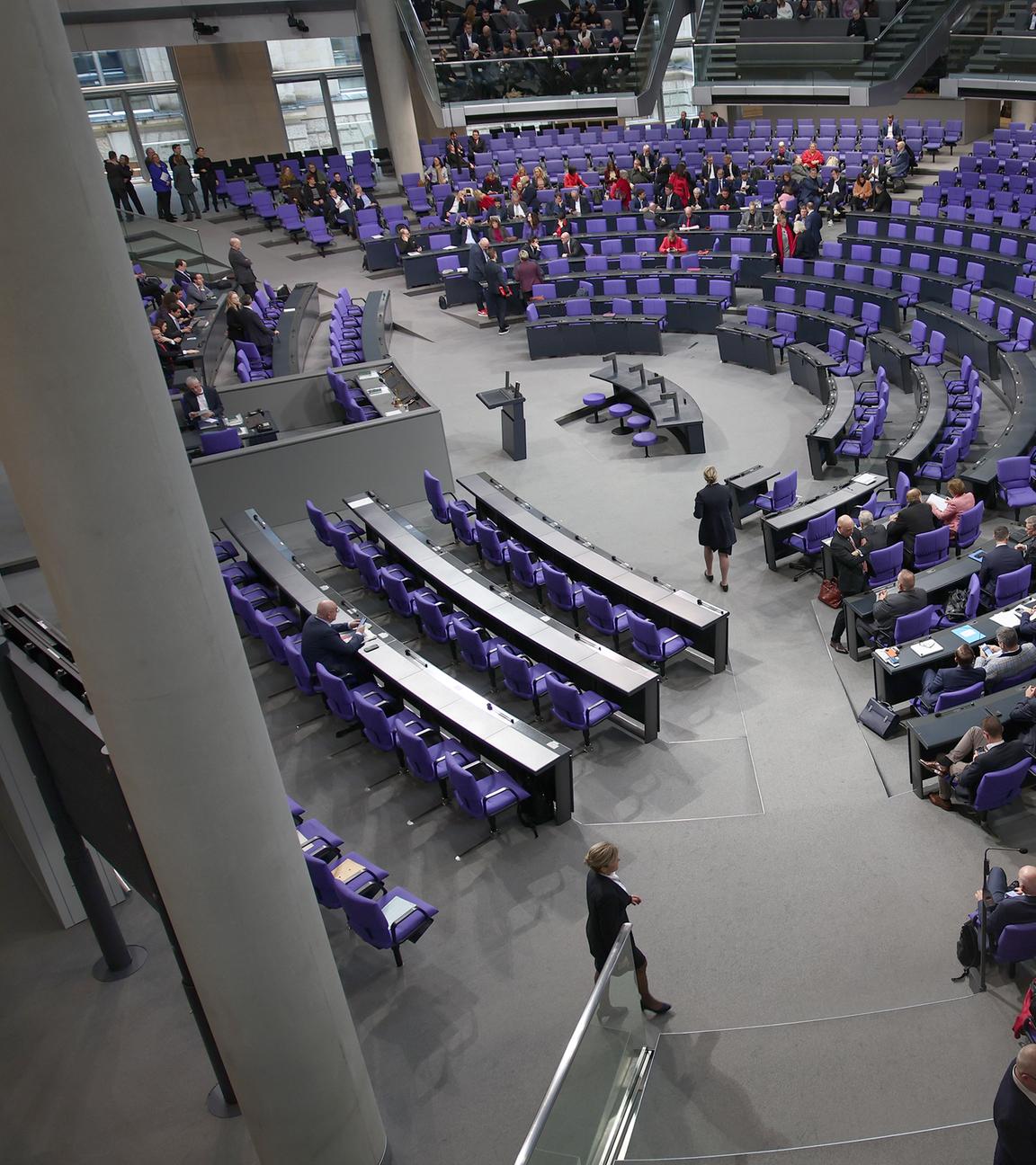 Abgeordnete kommen in den Plenarsaal vor der Vertrauensfrage durch Bundeskanzler Scholz