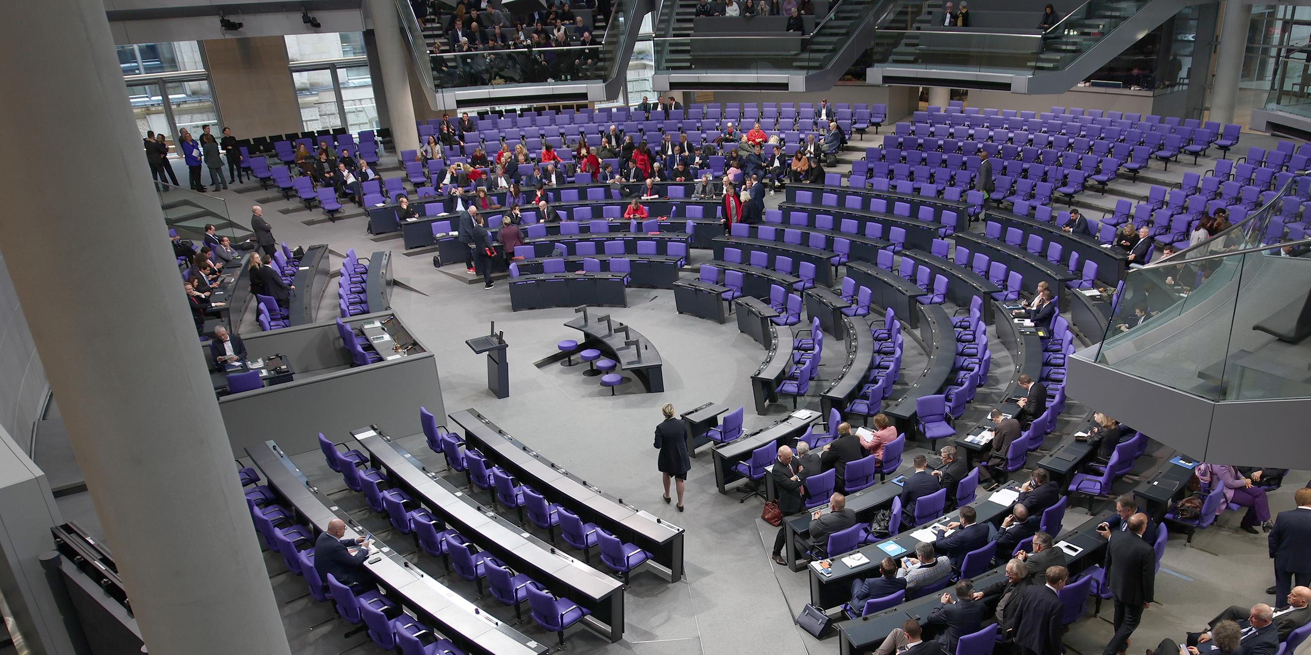 Abgeordnete kommen in den Plenarsaal vor der Vertrauensfrage durch Bundeskanzler Scholz