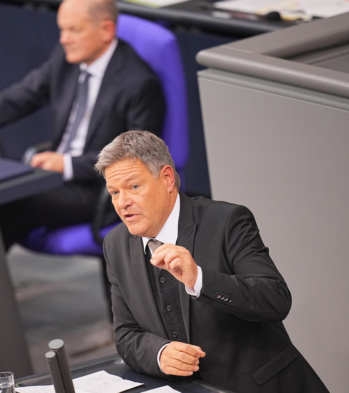 Kanzlerkandidat Robert Habeck hält Rede im Bundestag