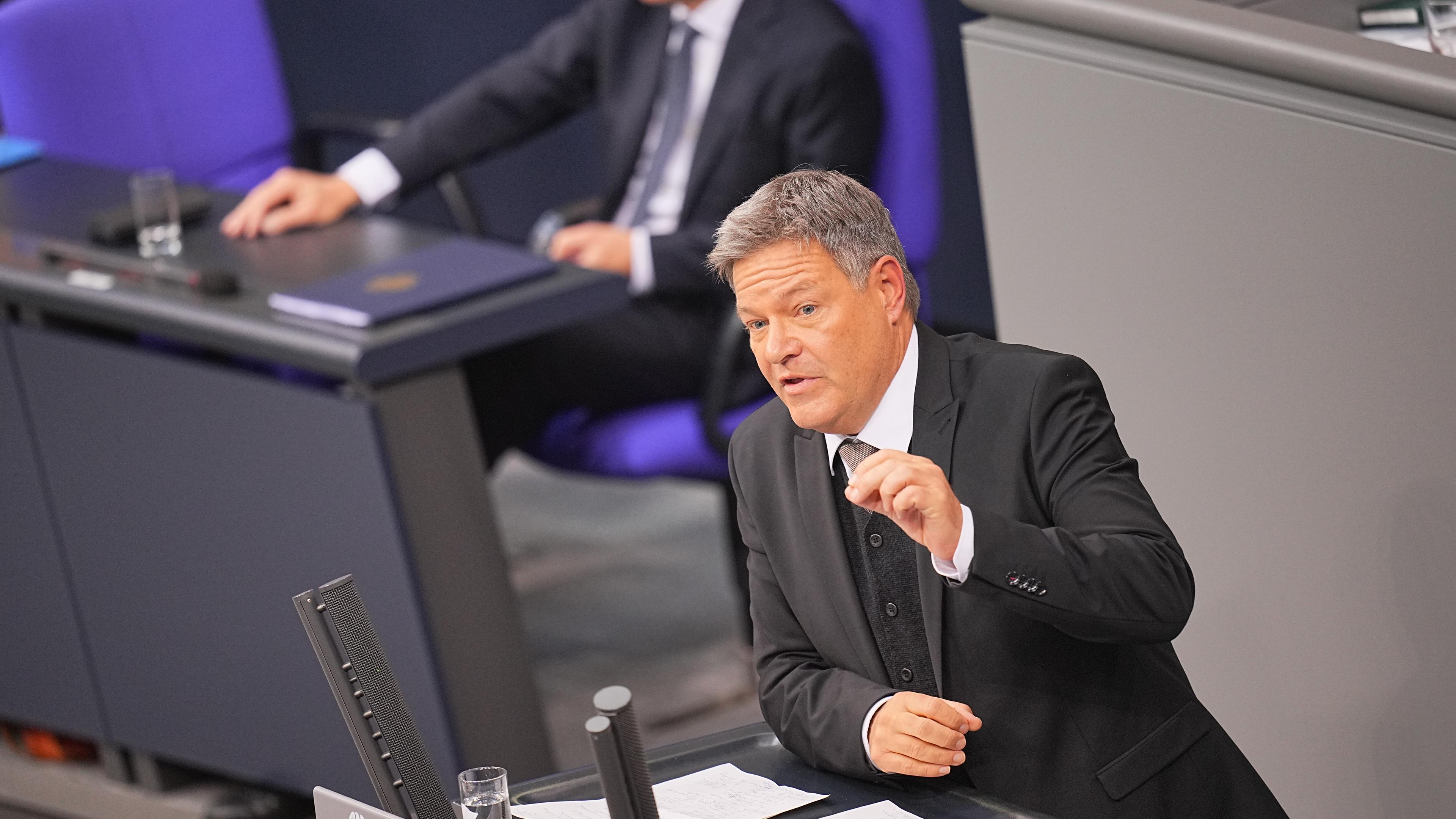 Kanzlerkandidat Robert Habeck hält Rede im Bundestag