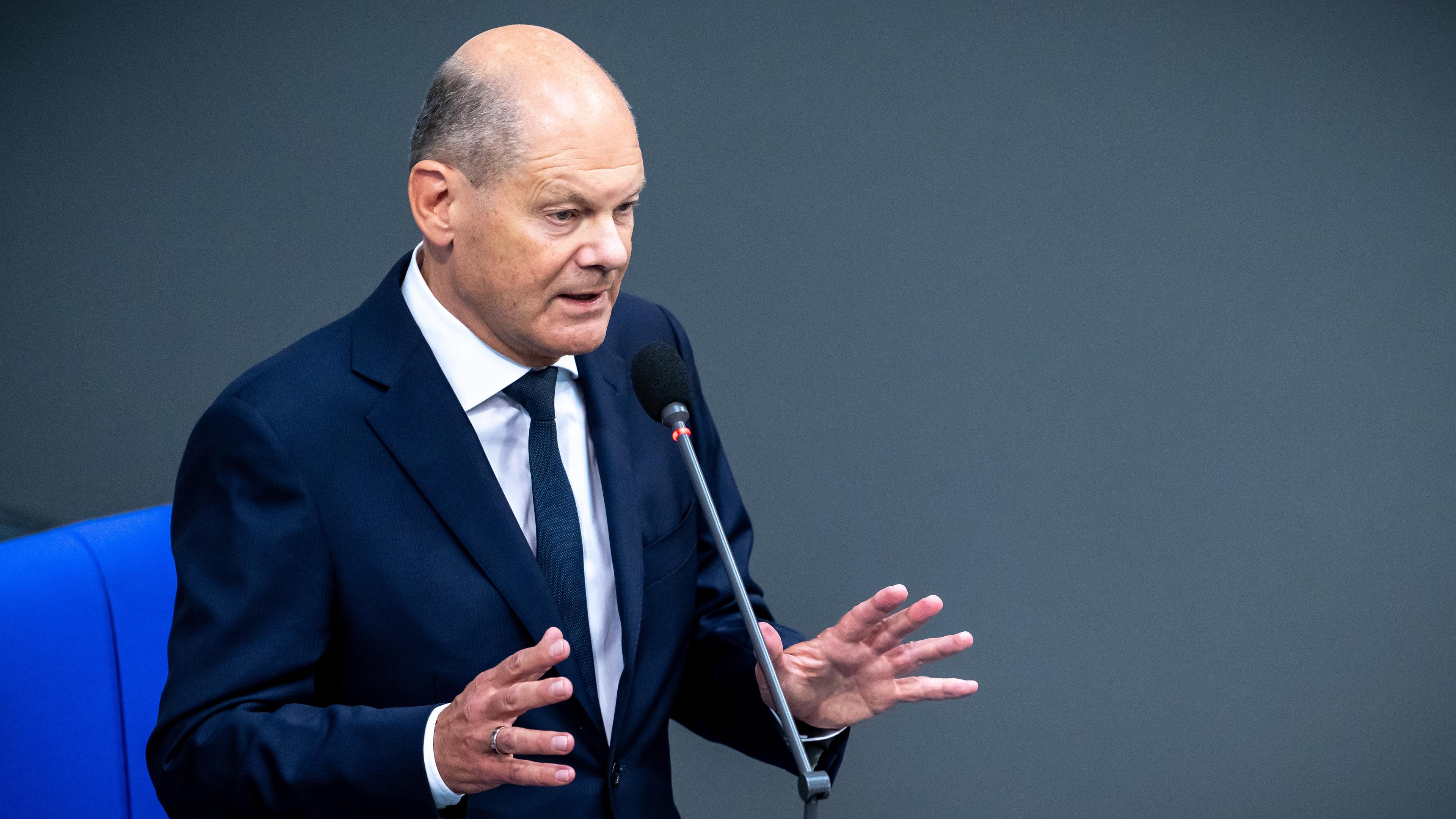 Bundeskanzler Olaf Scholz (SPD) nimmt an der Regierungsbefragung im Deutschen Bundestag teil