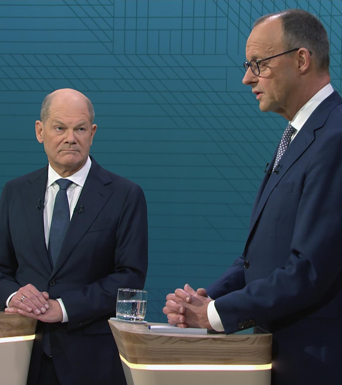 Olaf Scholz (SPD) und Friedrich Merz (CDU) im Studio beim TV-Duell