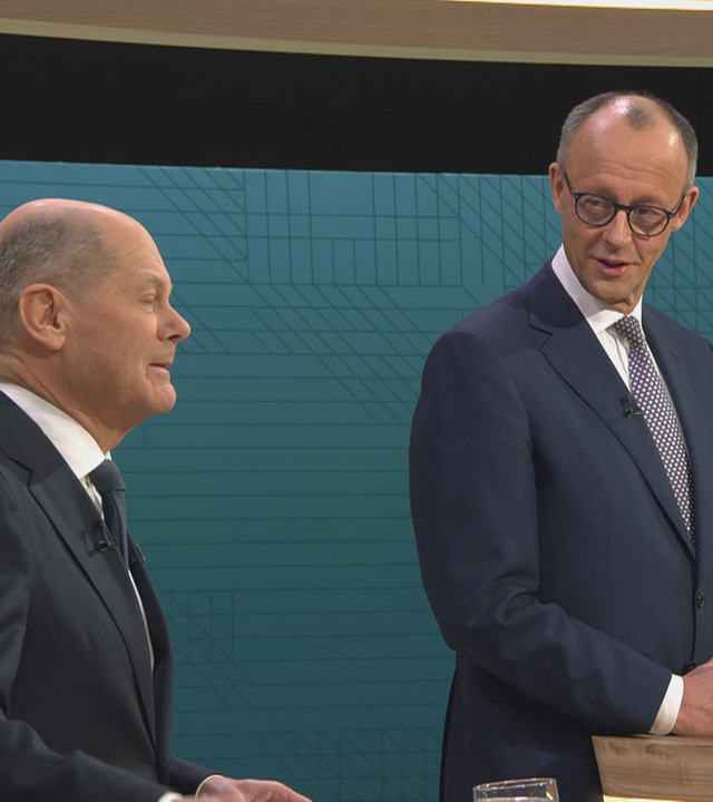 Olaf Scholz (SPD) und Friedrich Merz (CDU) im Studio beim TV-Duell