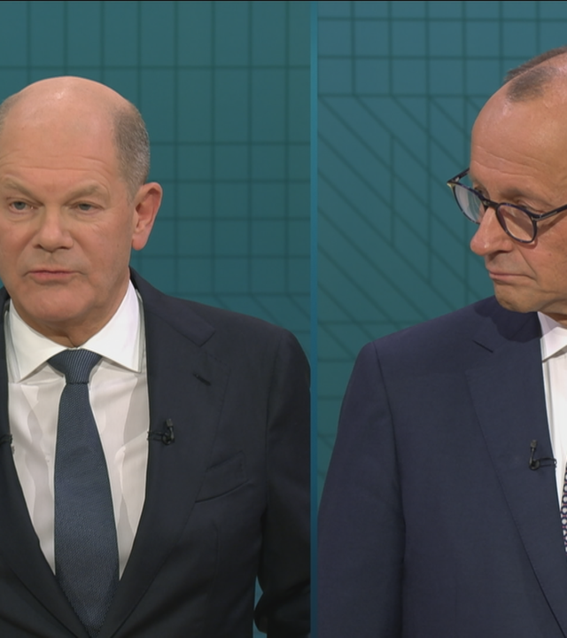 Olaf Scholz (SPD) und Friedrich Merz (CDU) im Studio beim TV-Duell