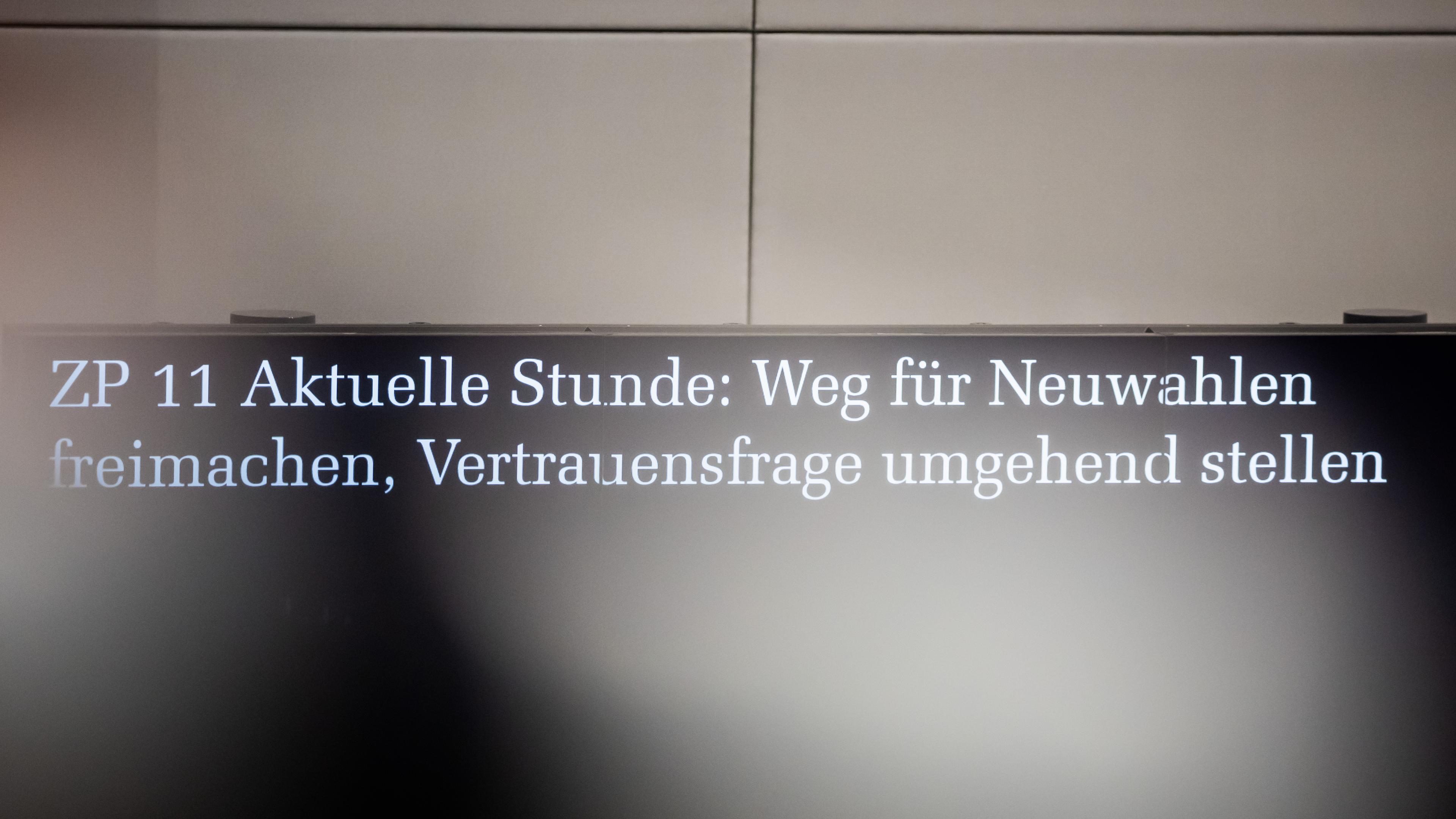  Die von der AfD-Fraktion beantragte Aktuelle Stunde «Weg für Neuwahlen freimachen, Vertrauensfrage umgehend stellen» wird im Plenum des Deutschen Bundestages auf dem Monitor angezeigt. 