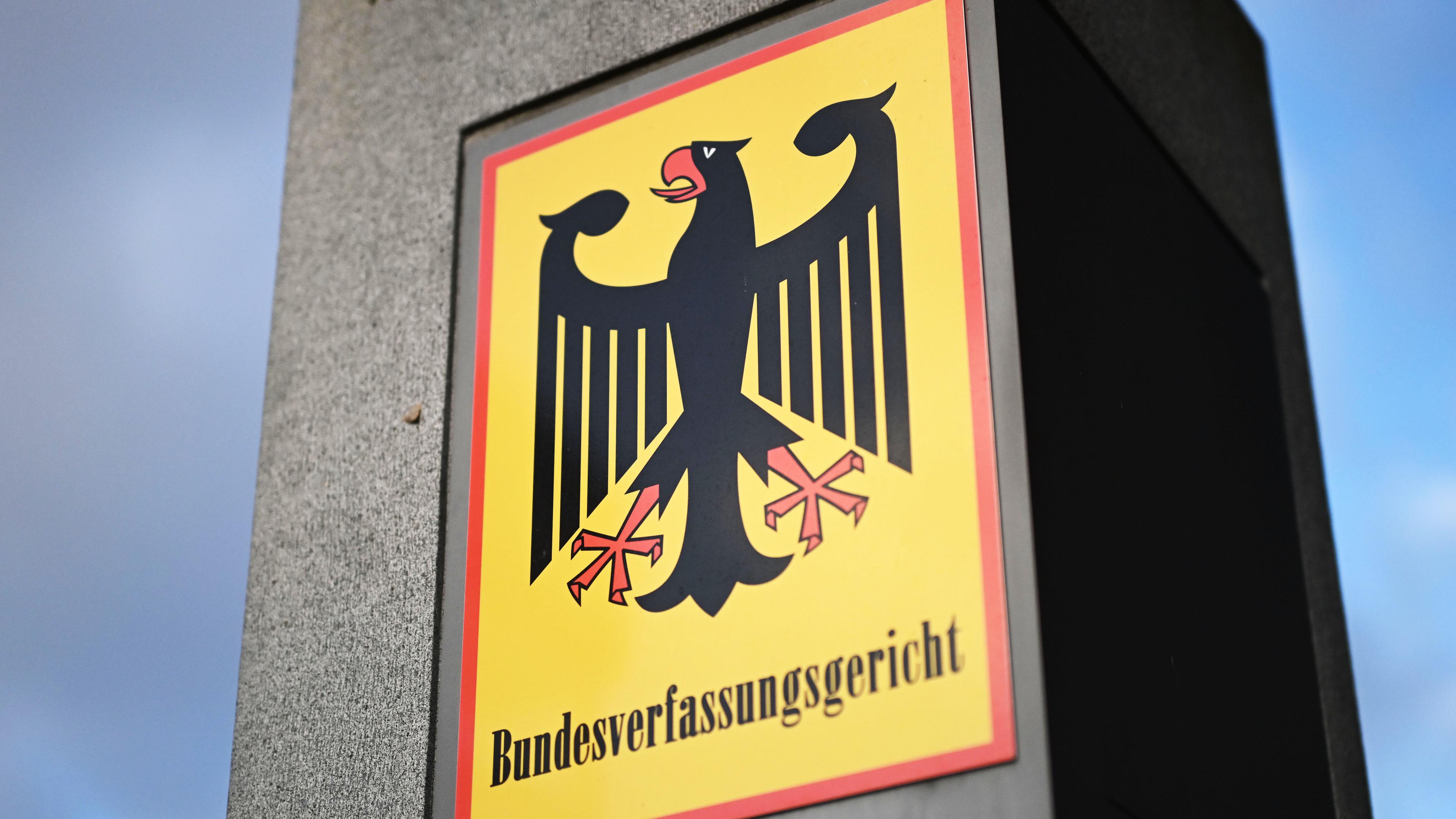 Ein Hinweisschild mit Bundesadler und dem Schriftzug Bundesverfassungsgericht, aufgenommen vor dem Gericht.