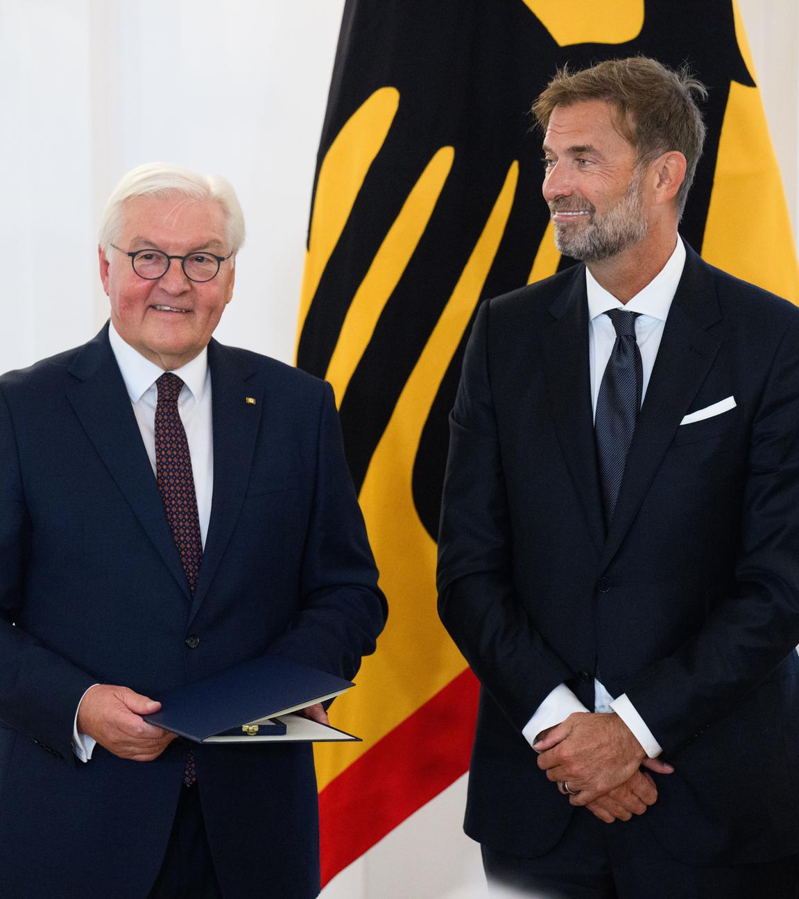 01.10.2024, Berlin: Jürgen Klopp aus Mainz (Rheinland-Pfalz) wird von Bundespräsident Frank-Walter Steinmeier im Schloss Bellevue der Verdienstorden der Bundesrepublik Deutschland verliehen.