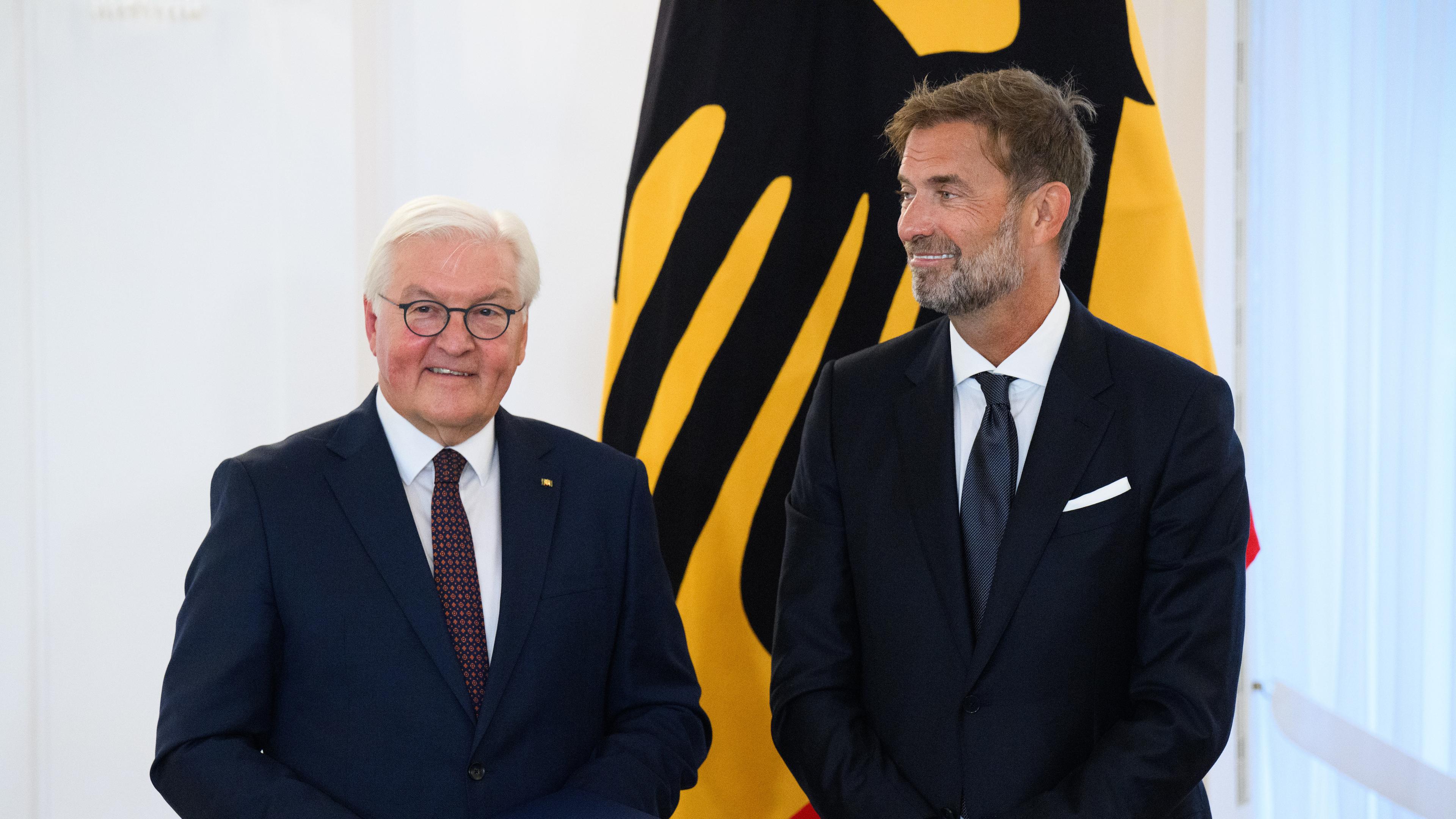 01.10.2024, Berlin: Jürgen Klopp aus Mainz (Rheinland-Pfalz) wird von Bundespräsident Frank-Walter Steinmeier im Schloss Bellevue der Verdienstorden der Bundesrepublik Deutschland verliehen.