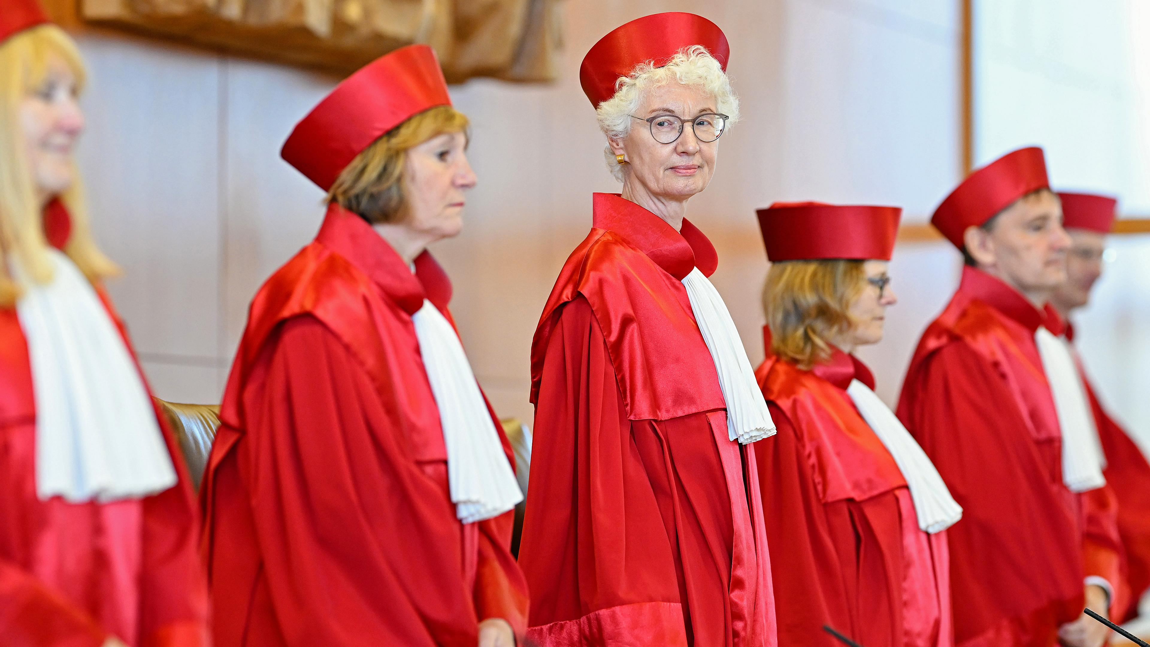 Die Verfassungsrichterin  Christine Langenfeld, Doris König und Astrid Wallrabenstein im Verhandlungssaal des Bundesverfassungsgerichts. 