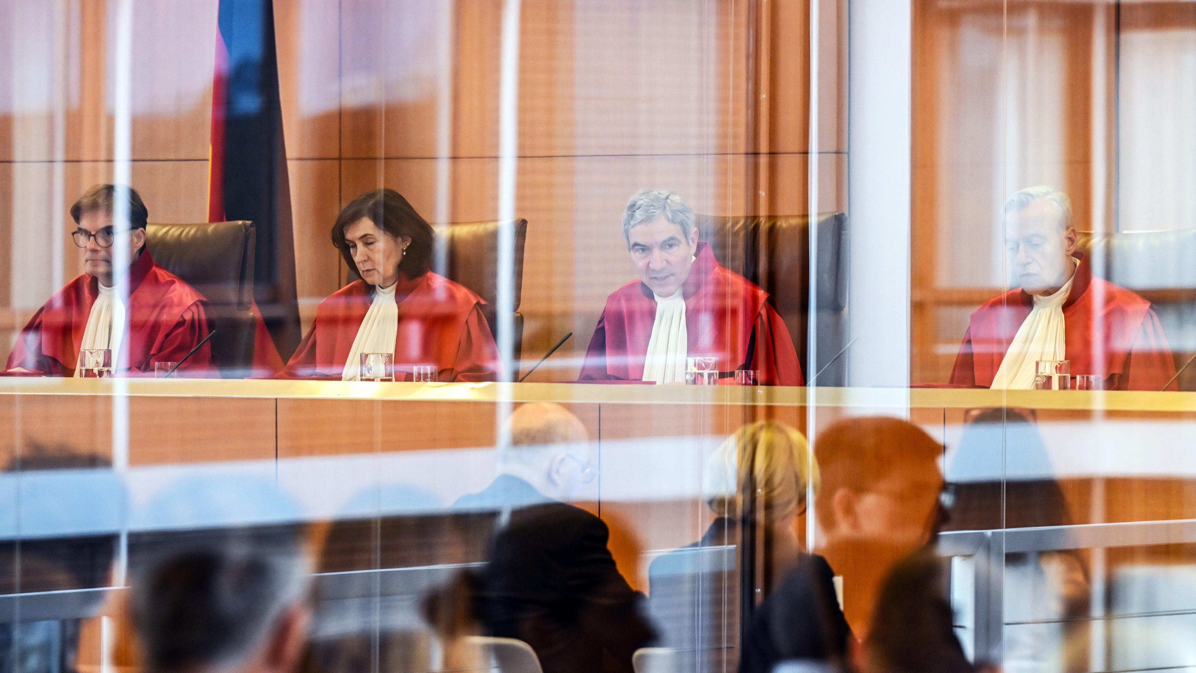 Der Erste Senat des Bundesverfassungsgericht, (l-r) Henning Radtke, Yvonne Ott, Stephan Harbarth, Vorsitzender des Senats und Präsident des Gerichts, Josef Christ, verkündet das Urteil zu ärztlichen Zwangsmaßnahmen 