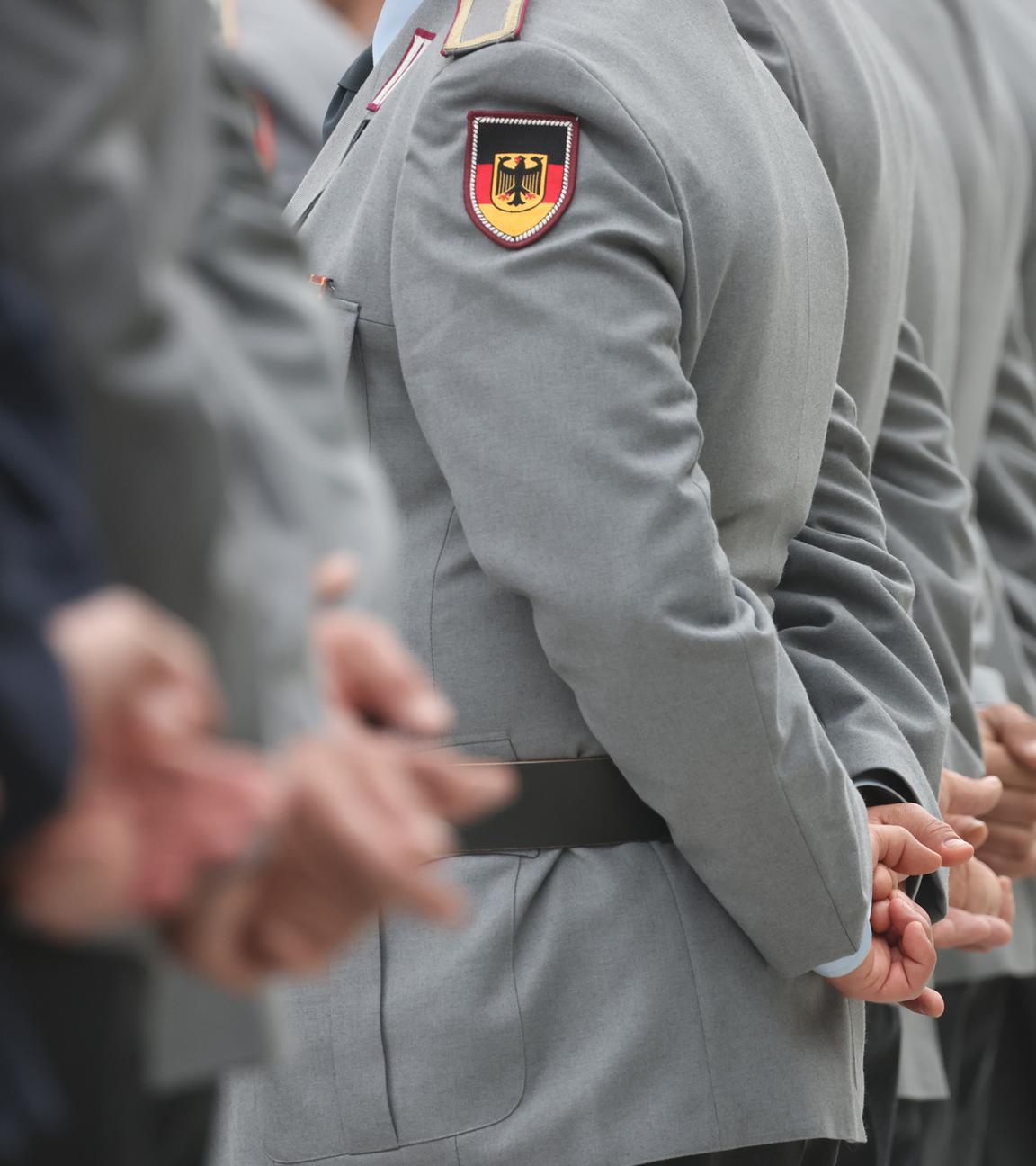 Archiv: Soldaten stehen nebeneinander im Verteidigungsministerium anlässlich der Endaufmarsch der Bundeswehr zu Ehren der Mali-Mission in Berlin, Deutschland, 11. April 2024. 
