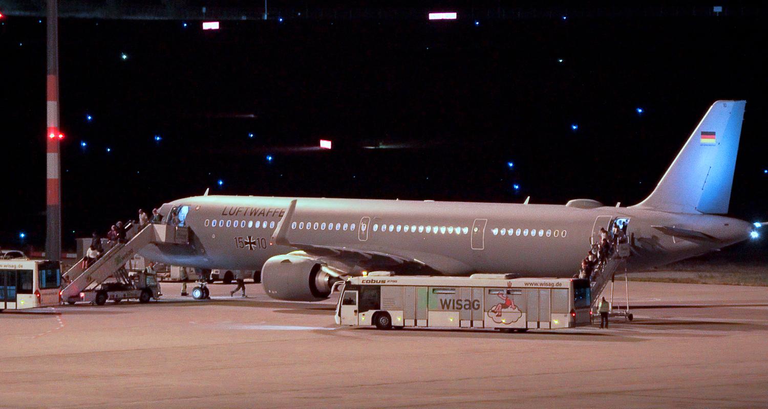 Passagiere verlassen eine Bundeswehr-Maschine nach der Landung auf dem Hauptstadtflughafen BER.