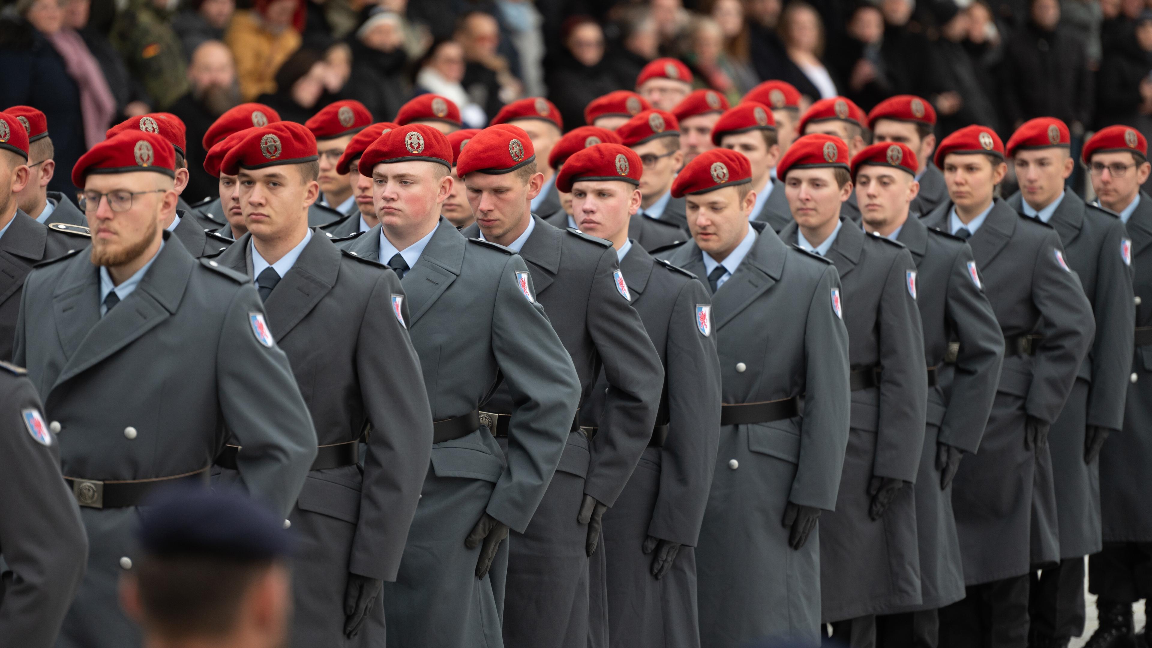  Rund 400 Rekruten legen anlässlich des Gelöbnis zum 68. Gründungstag der Bundeswehr ihr Gelöbnis auf dem Paradeplatz des Bundesministeriums der Verteidigung ab