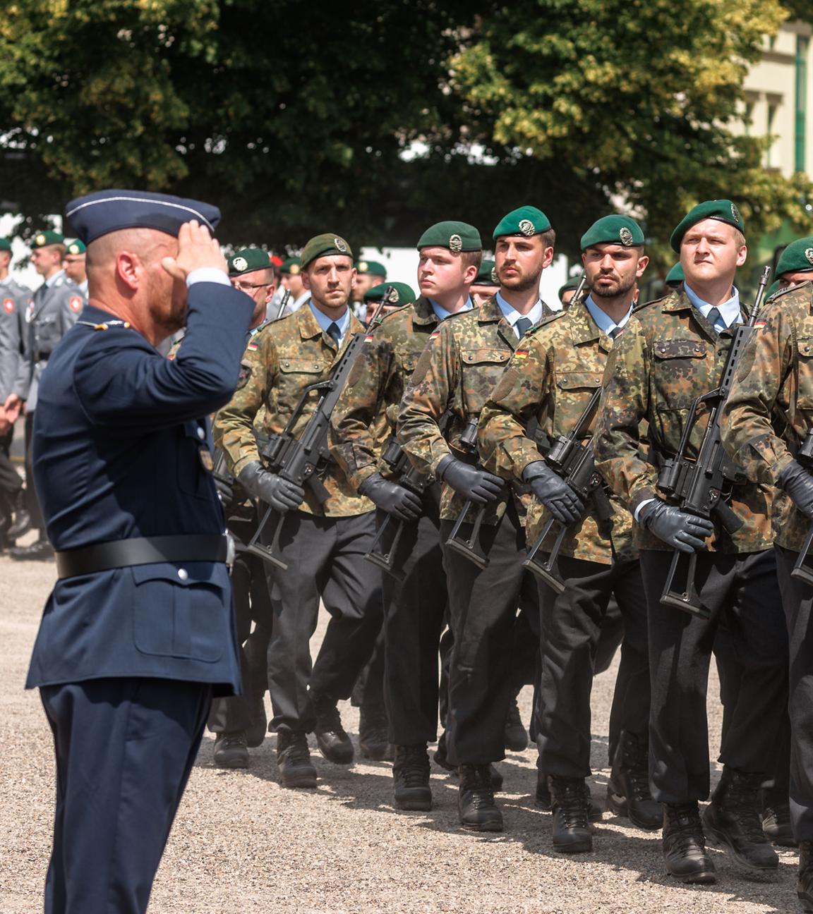 Mecklenburg-Vorpommern, Schwerin: Soldaten der Bundeswehr marschieren zum Rückkehrappel auf den Alten Garten in Schwerin.