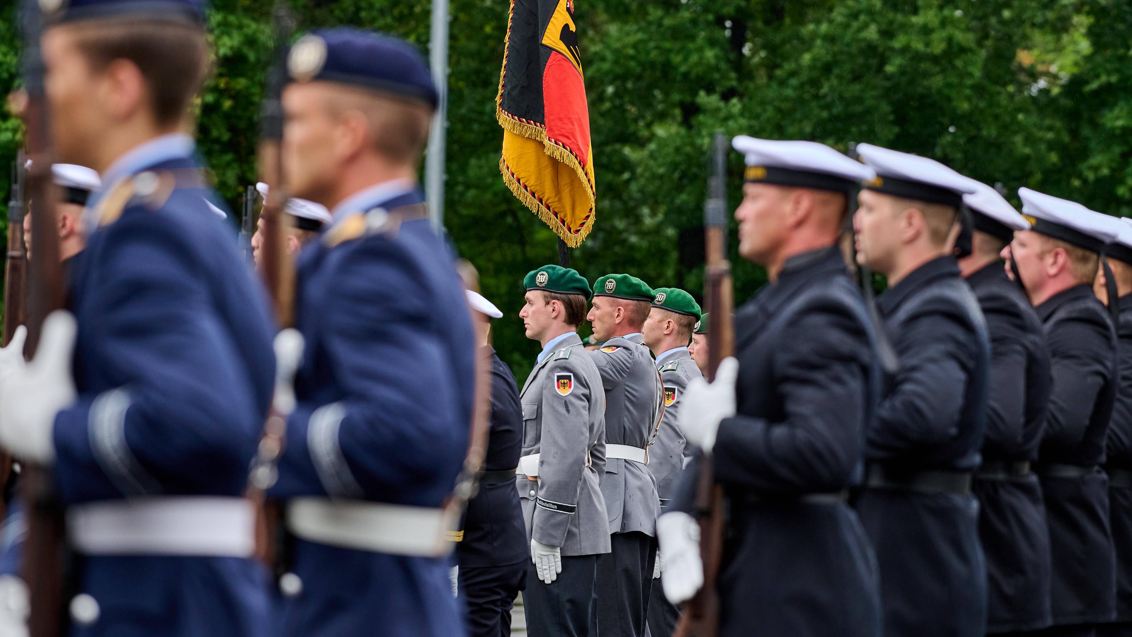 Soldaten der Bundeswehr anlässlich der Verleihung des Verdienstordens Berlins in der Julius-Leber-Kaserne in Berlin.