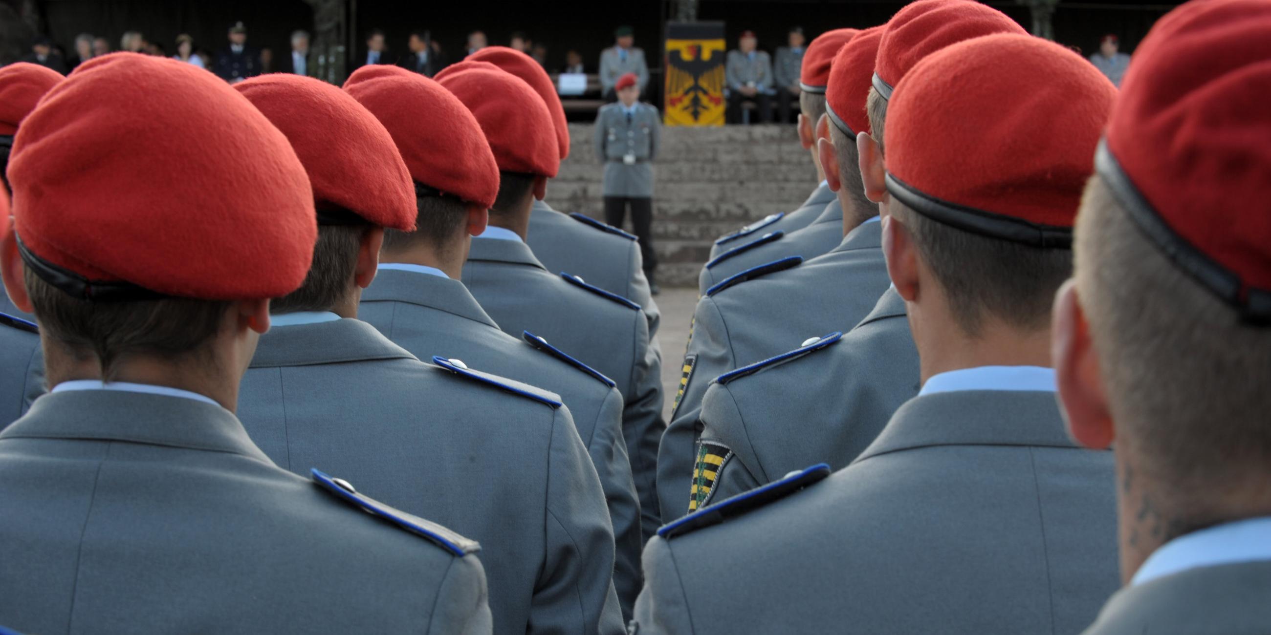 Soldaten der Bundeswehr stehen am Kyffhäuserdenkmal bei Steinthaleben nahe Bad Frankenhausen zum Gelöbnis bereit