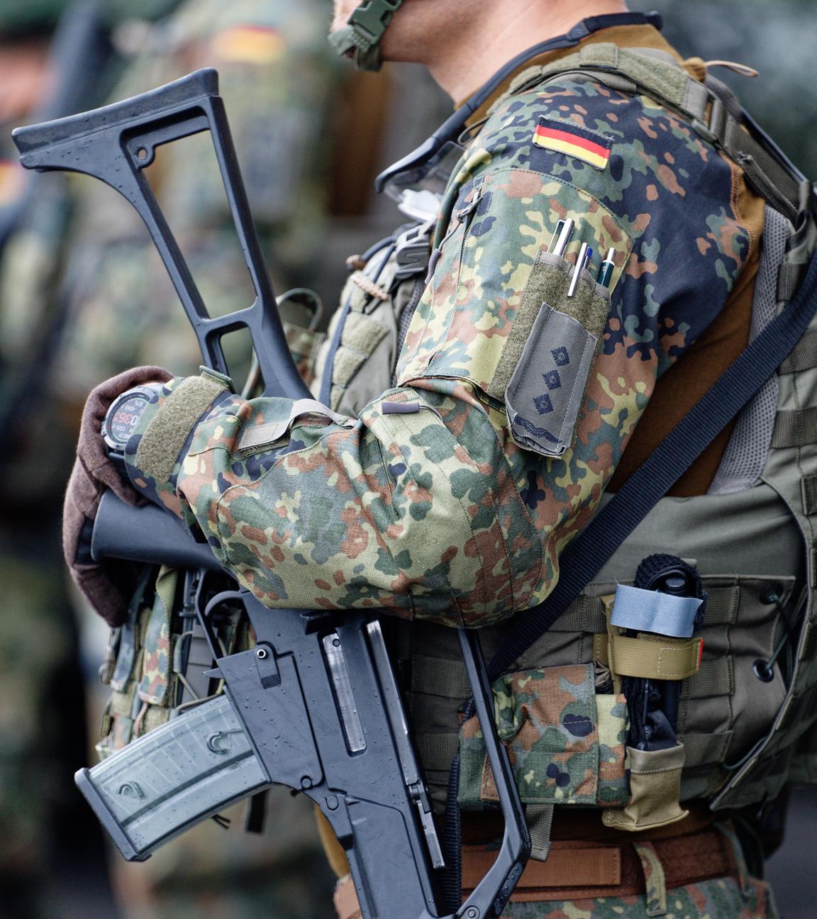 Soldaten stehen beim Antrittsbesuch von Bundesverteidigungsminister Pistorius beim militärischen Organisationsbereich Cyber- und Informationsraum am Standort Rheinbach auf dem Gelände