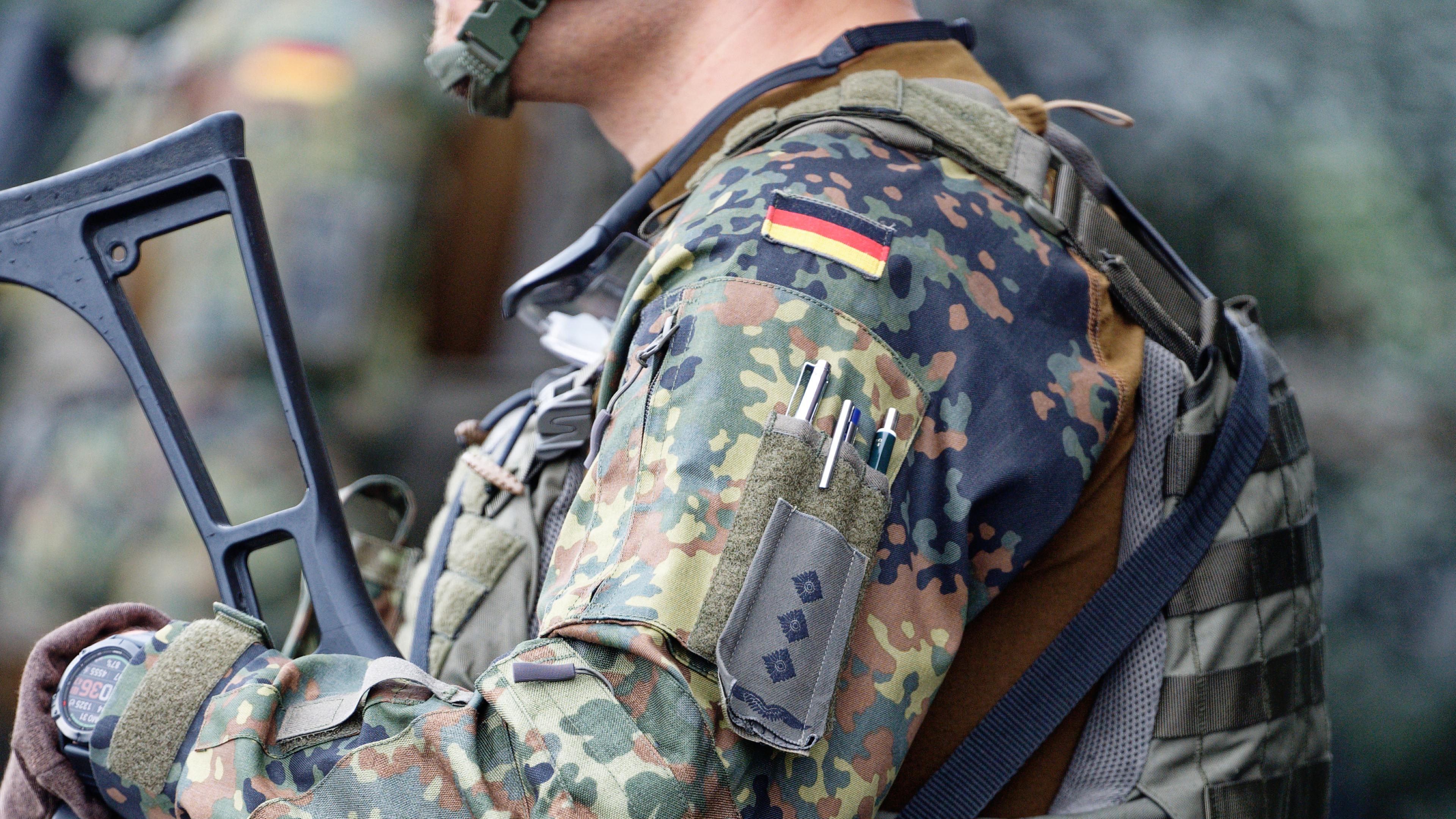 Soldaten stehen beim Antrittsbesuch von Bundesverteidigungsminister Pistorius beim militärischen Organisationsbereich Cyber- und Informationsraum am Standort Rheinbach auf dem Gelände