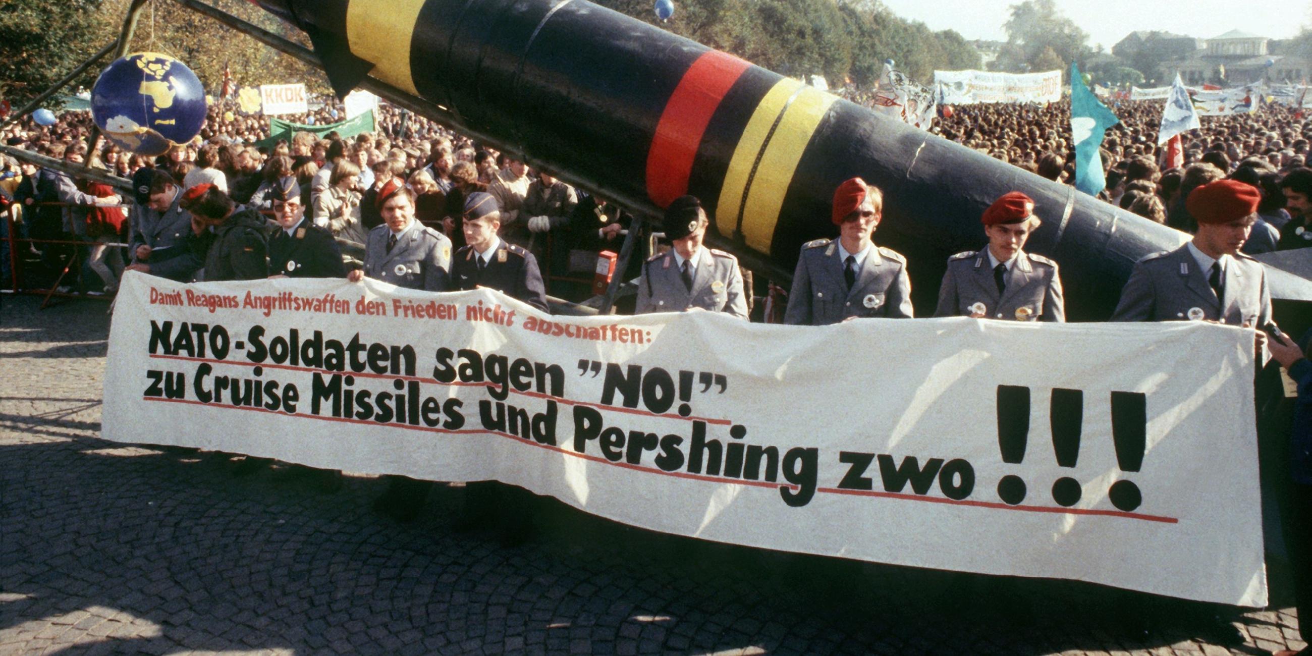 bundeswehrsoldaten demonstrieren in bonn 1983 gegen die nachruestung