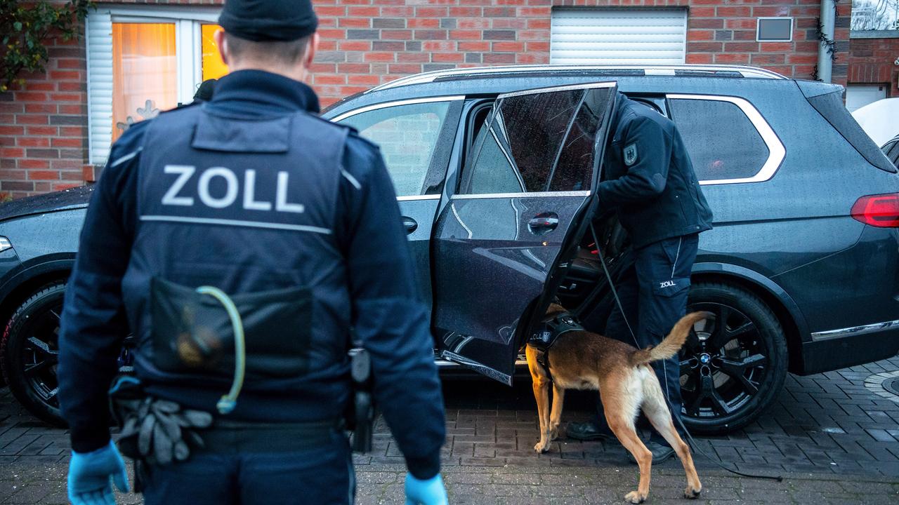 Bundesweite Razzien: Polizei Geht Gegen Mutmaßliche Schleuser Vor ...