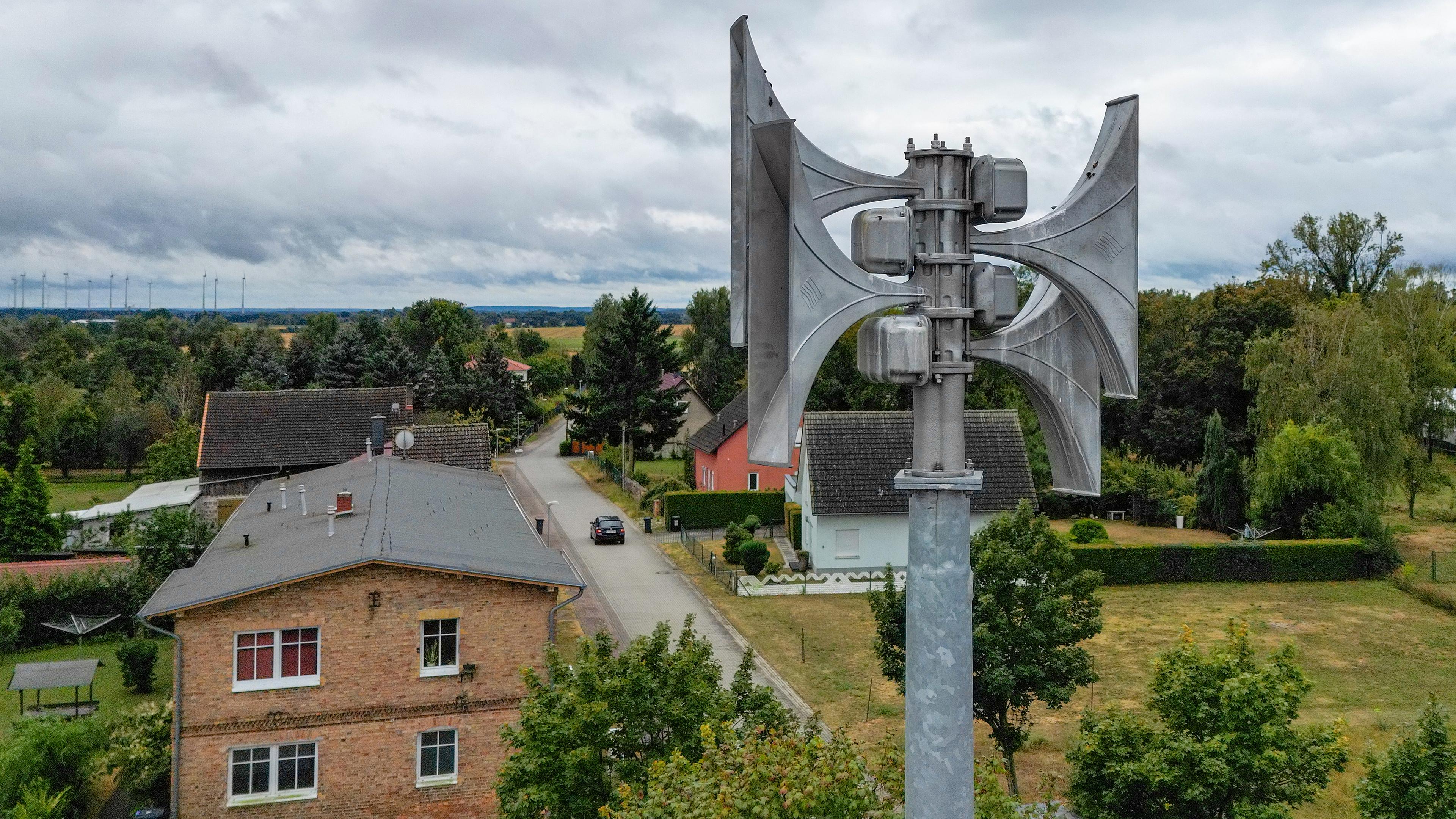 Sirene ist über dem Dorf zu sehen, aufgenommen am 09.092.024