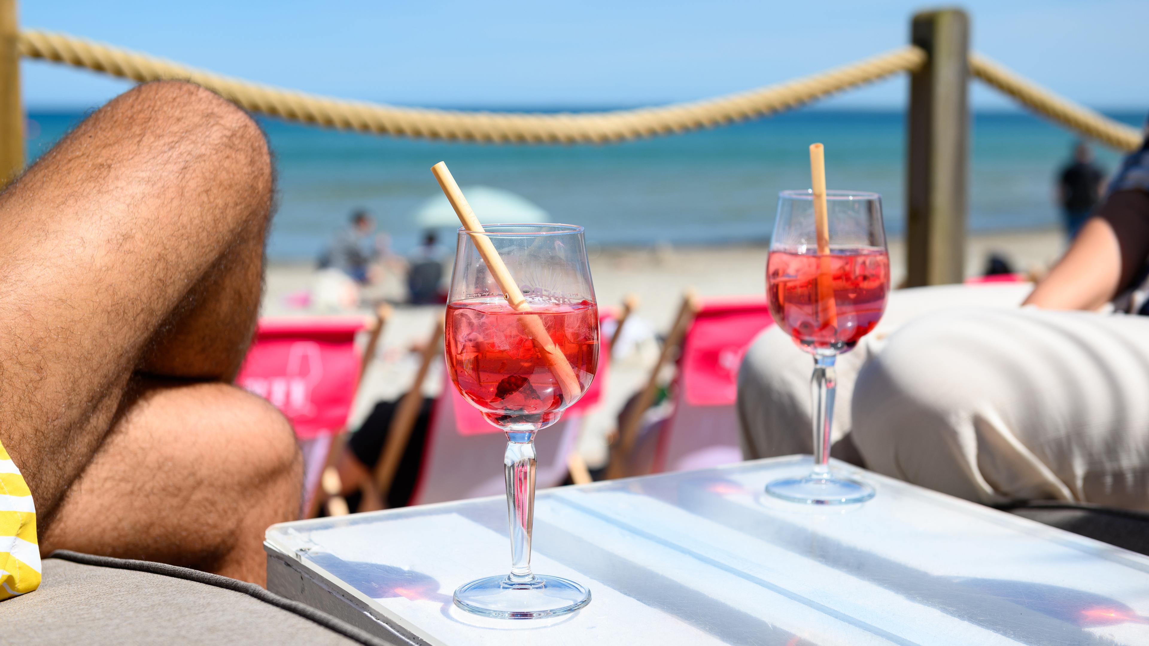 Getränke stehen auf einem Tisch der Beachlounge Scharbeutz am Ostseestrand.