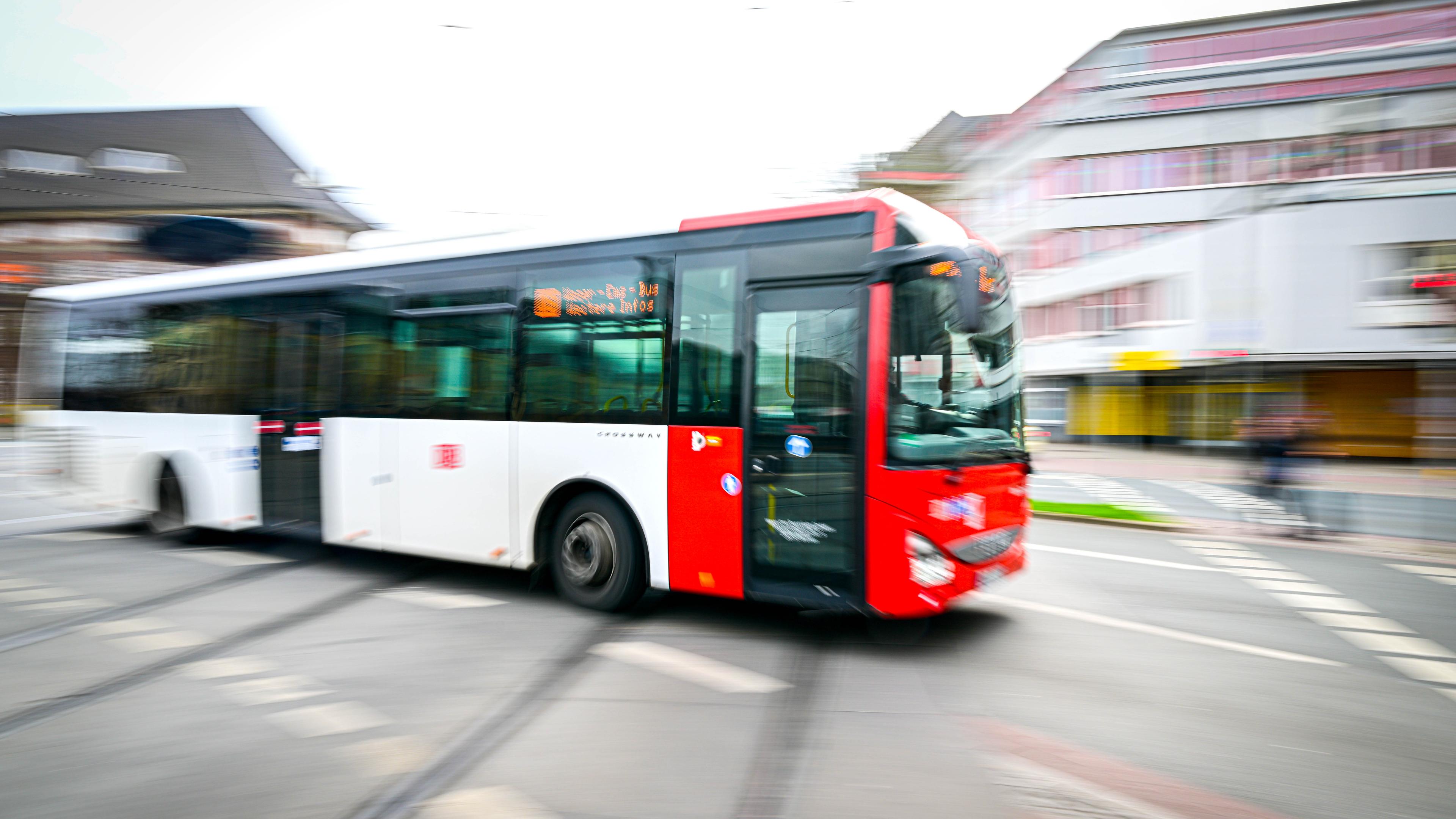 Ein Bus fährt über die Straße