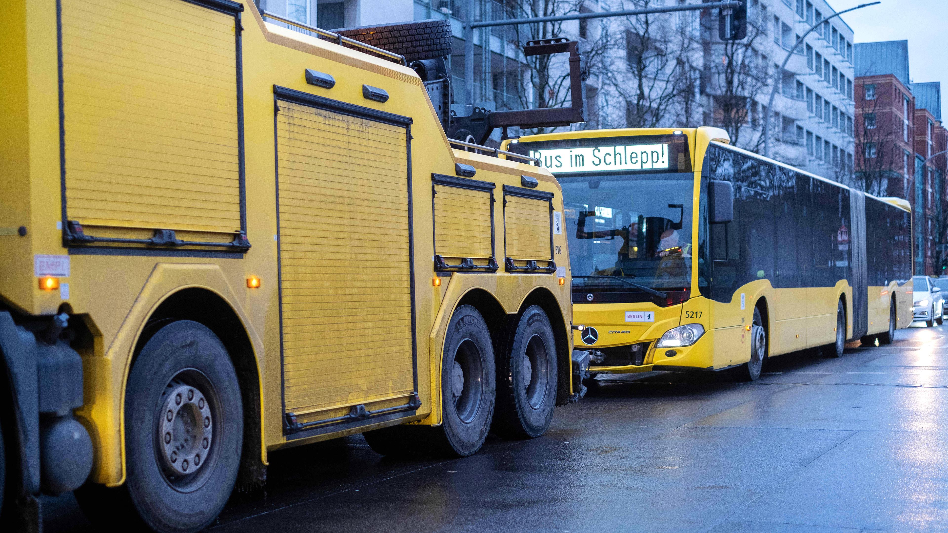 Ein defekter Bus der Berliner Verkehrsbetriebe wird von einem Werkstattwagen abgeschleppt