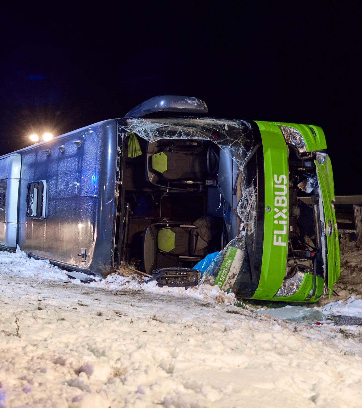 Einsatzkräfte arbeiten an der Unfallstelle auf der A11 am Rastplatz Randowbruch-Süd.