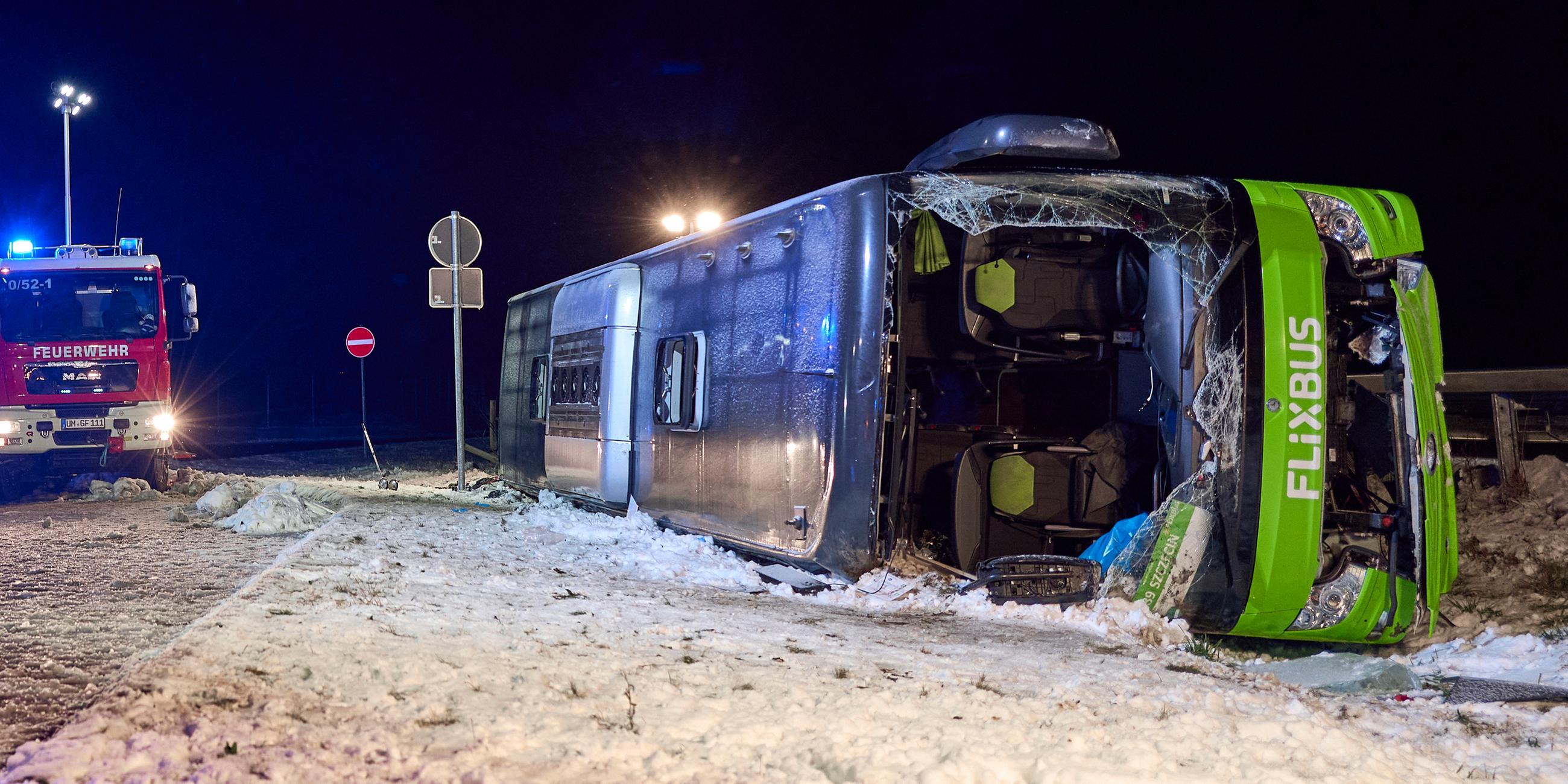 Einsatzkräfte arbeiten an der Unfallstelle auf der A11 am Rastplatz Randowbruch-Süd.