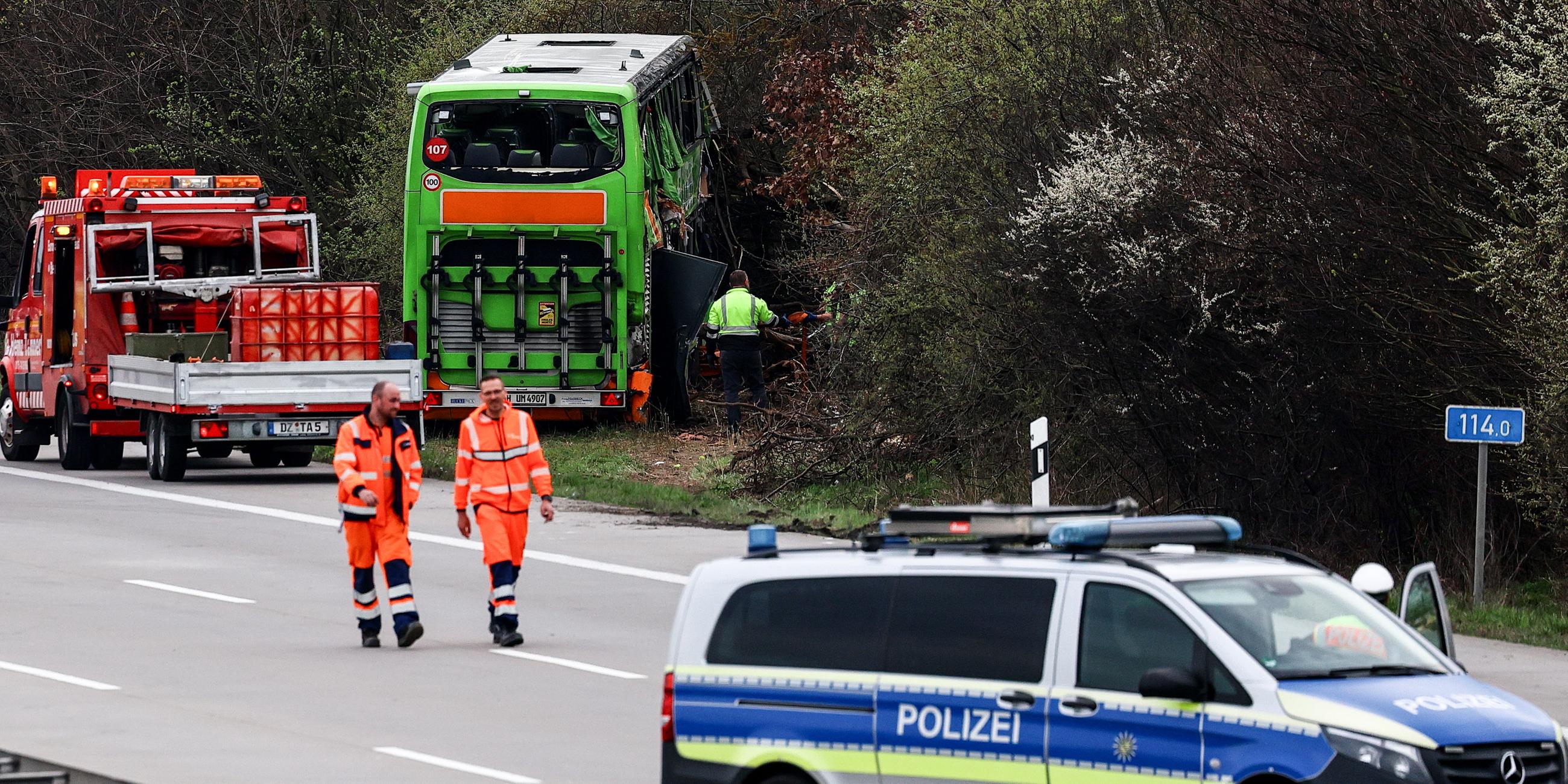 27.03.2024: Rettungskräfte arbeiten an der Unfallstelle eines Busses auf der A9 in Schkeuditz bei Leipzig.