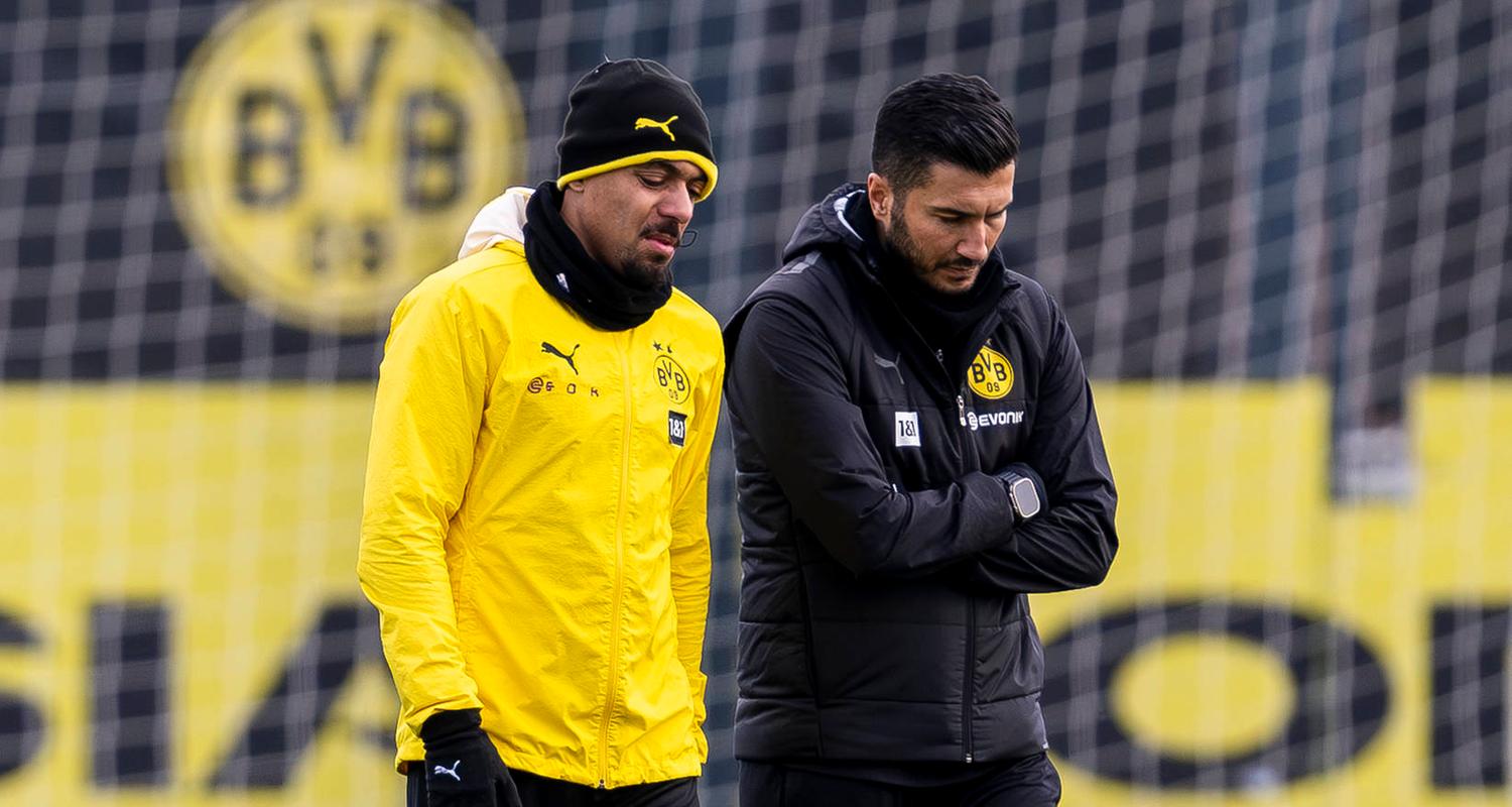 BVB, Donyell Malen (l) spricht mit Dortmunds Trainer Nuri Sahin