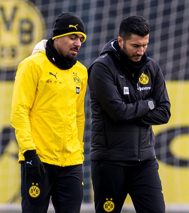 BVB, Donyell Malen (l) spricht mit Dortmunds Trainer Nuri Sahin