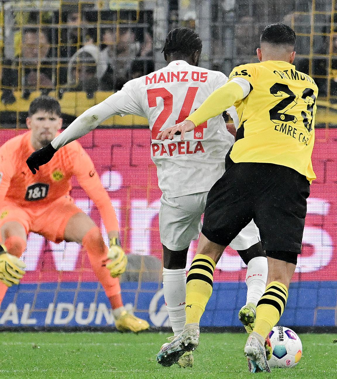 Mainz Matondo-Merveille Papela (M) in Aktion gegen Dortmunds Emre Can.