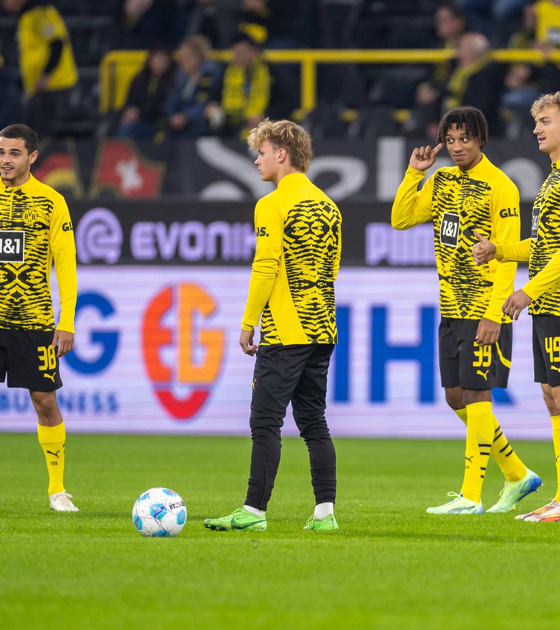 Bundesliga, 7. Spieltag, Borussia Dortmund - FC St. Pauli. Die Dortmunder Nachwuchsspieler Kjell-Arik Wätjen, Cole Campbell, Filippo Mane und Yannik Luka Lührs (von links) auf dem Spielfeld vor dem Anpfiff.