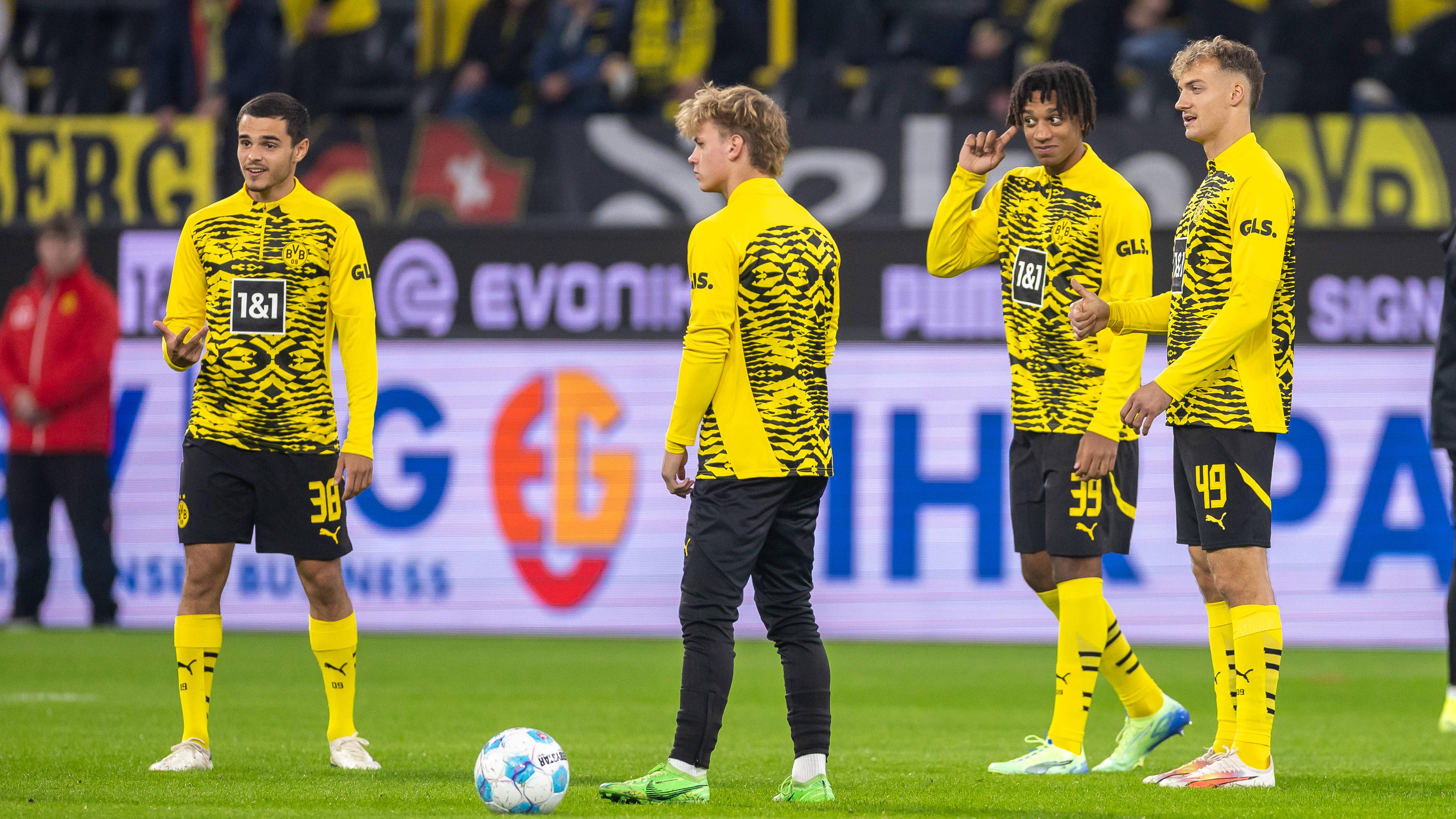 Bundesliga, 7. Spieltag, Borussia Dortmund - FC St. Pauli. Die Dortmunder Nachwuchsspieler Kjell-Arik Wätjen, Cole Campbell, Filippo Mane und Yannik Luka Lührs (von links) auf dem Spielfeld vor dem Anpfiff.