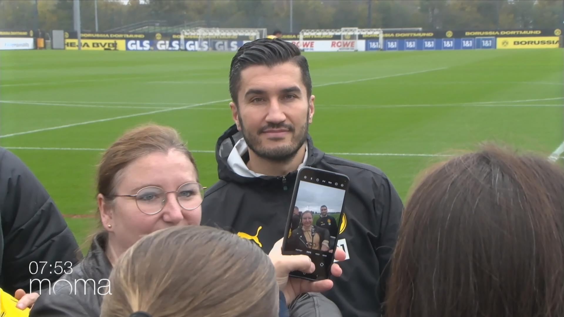 BVB-Trainer Nuri Sahin lässt sich beim Training von Fans fotografieren