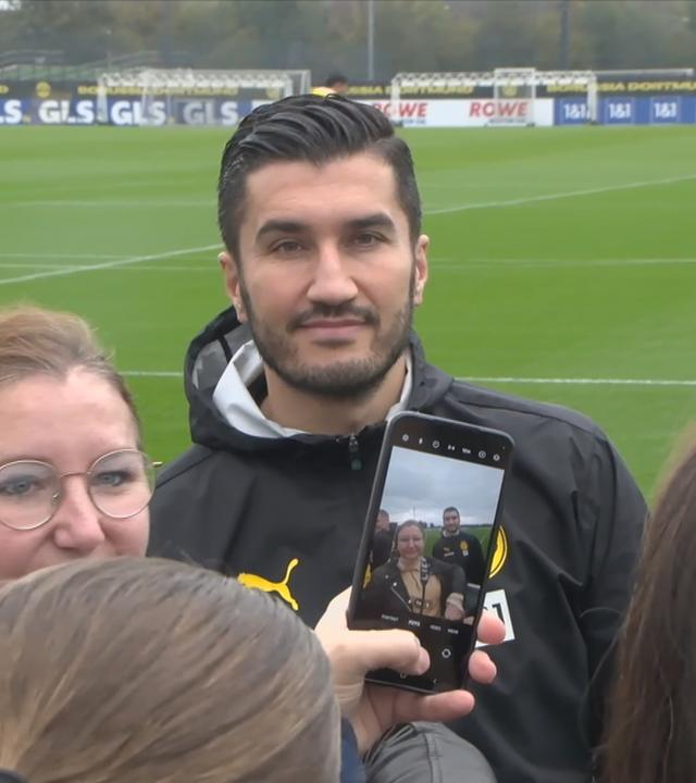 BVB-Trainer Nuri Sahin lässt sich beim Training von Fans fotografieren