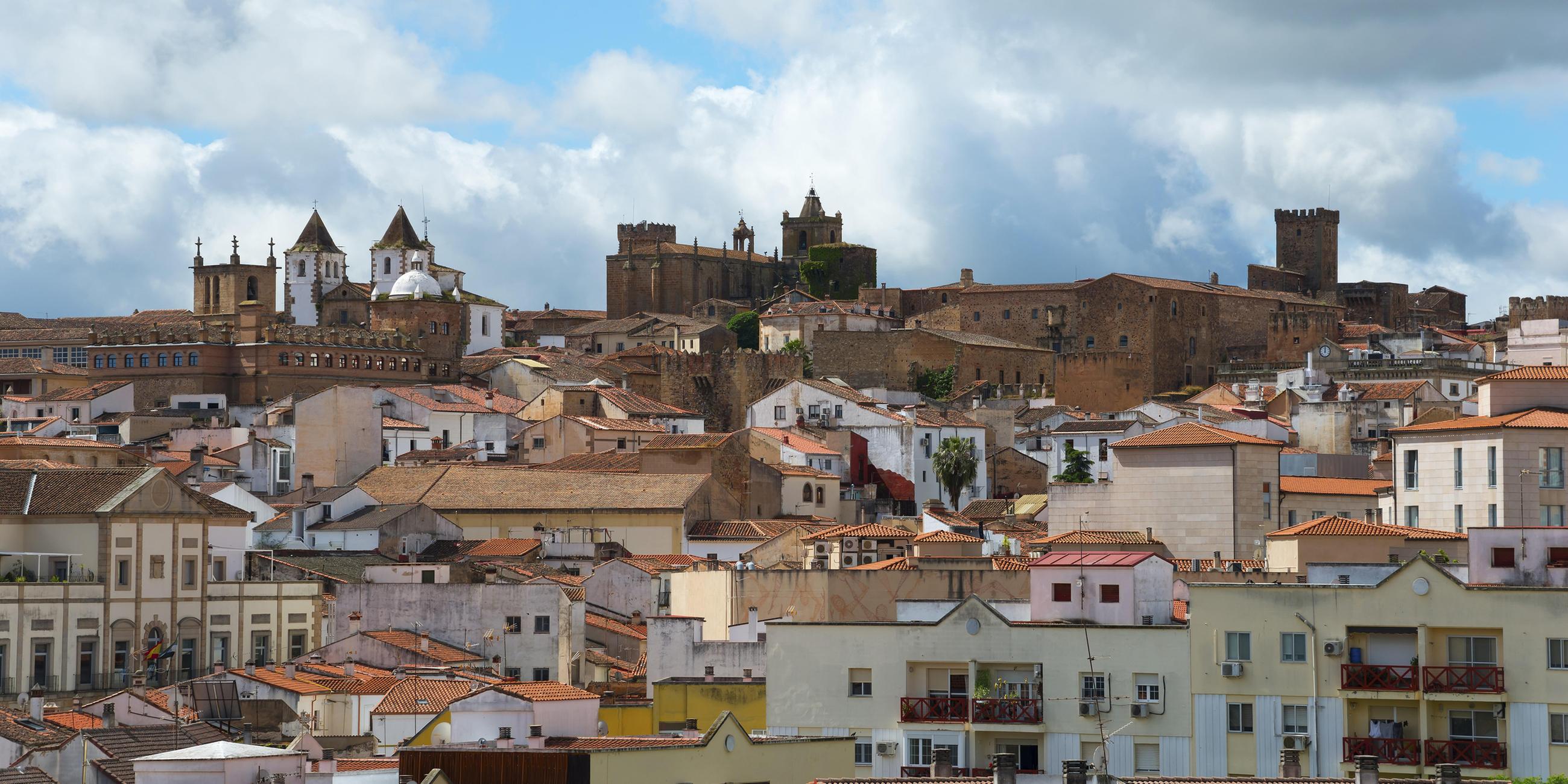 Blick auf die historische Stadt Cáceres mit ihren Festungsanlagen.