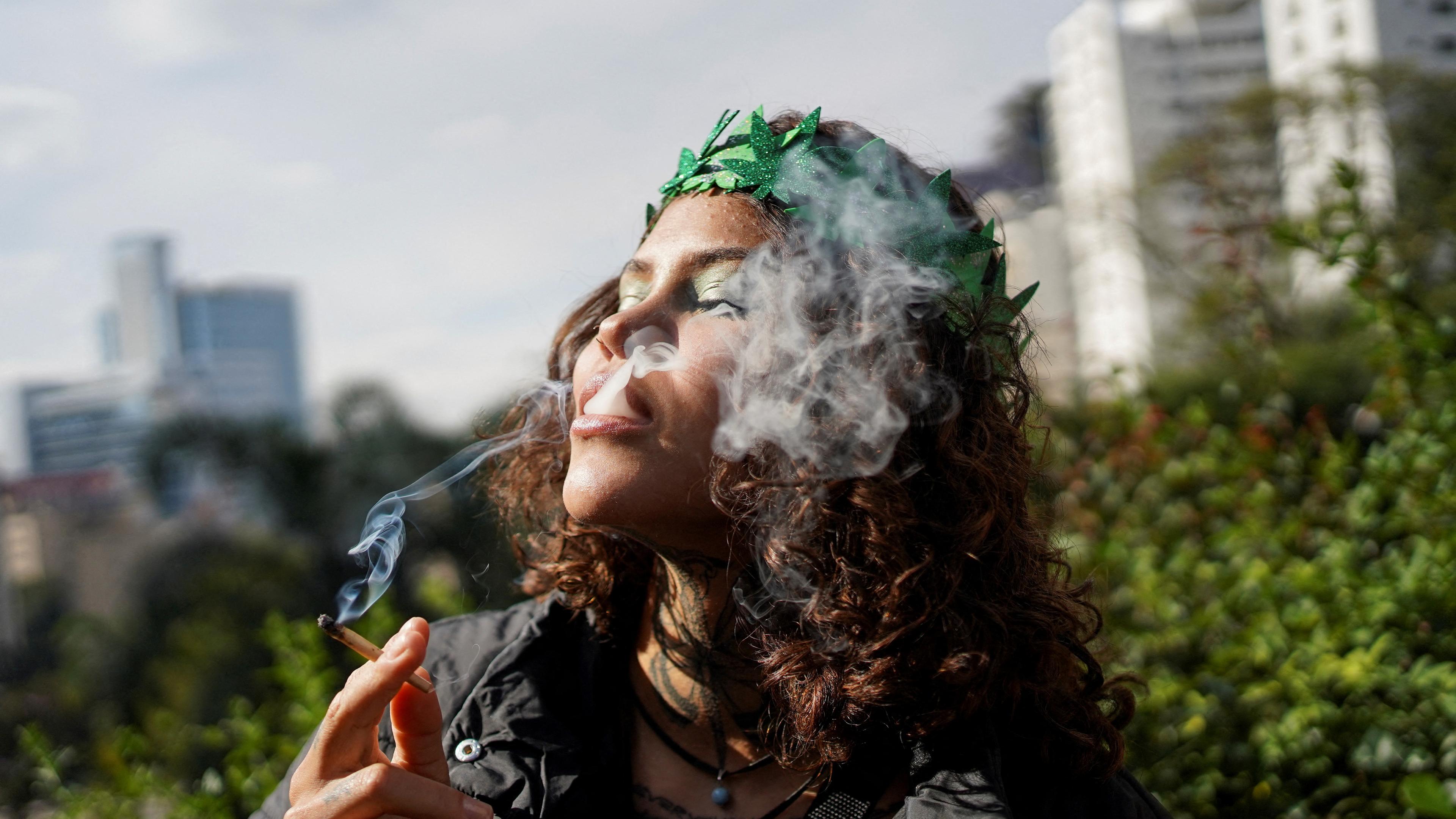 Eine Frau raucht einen Joint in Sao Paulo.