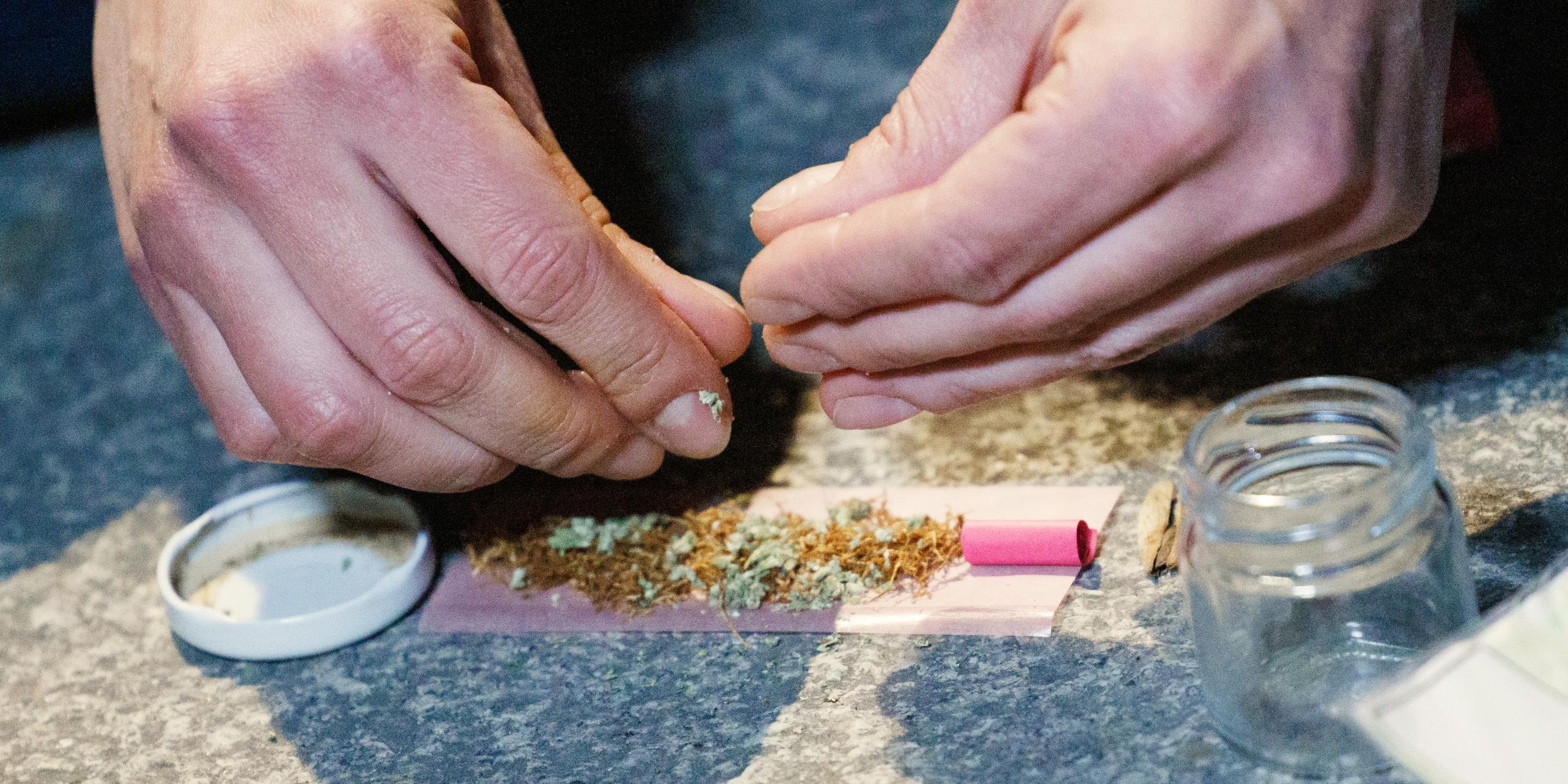 Konsument dreht sich einen Cannabis-Joint.