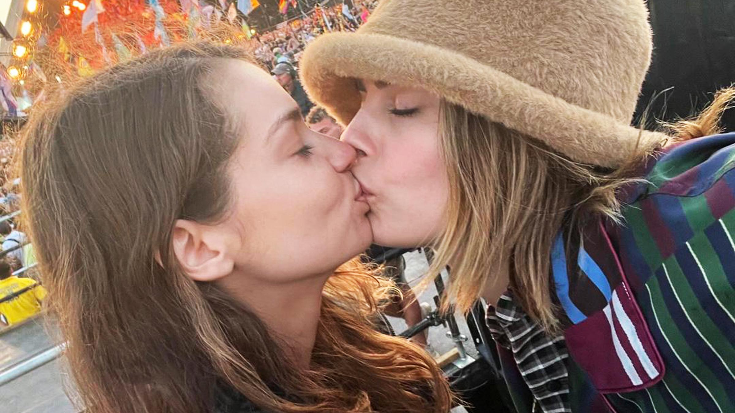Überglücklich, die perfekte Person gefunden zu haben, postet Cara Delevingne innige Momente mit ihrer Freundin Leah Manson. Sie feiern “zwei magische Jahre“, ein schönes Jubiläum. (06.06.2024)