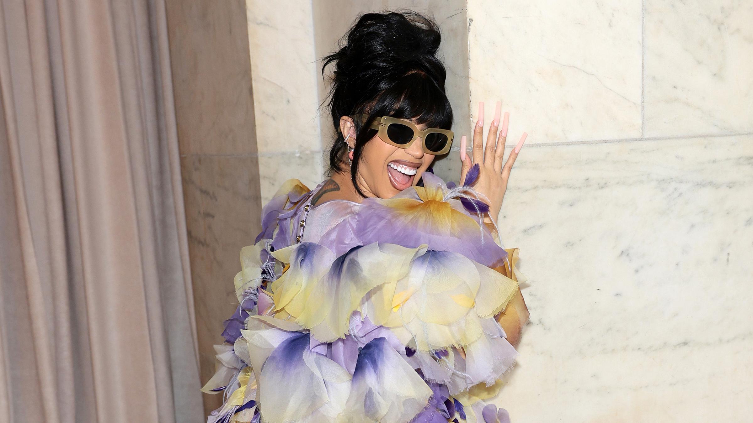 Die Rapperin Cardi B in einem farbenfrohen Kleid auf der Fashion Week