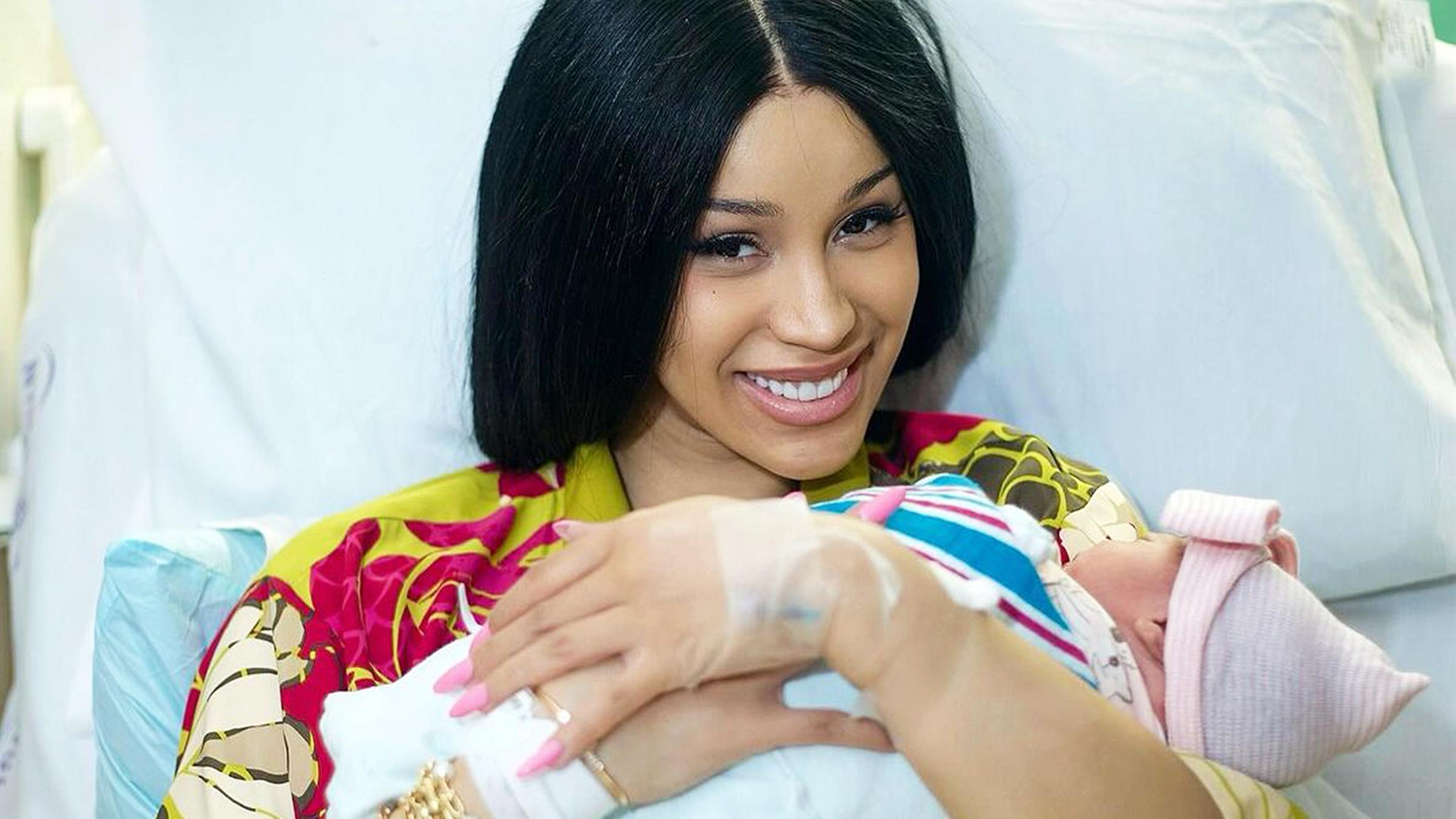 Cardi B hält ihr Neugeborenes im Arm.