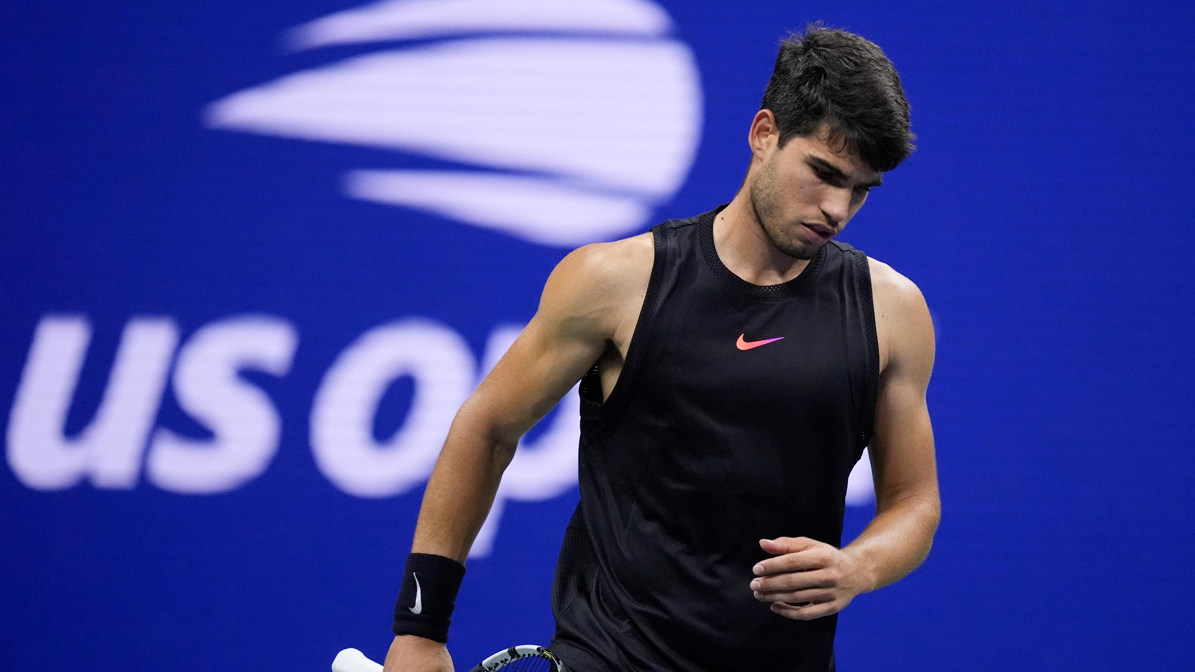 Carlos Alcaraz aus Spanien reagiert nach seiner Niederlage gegen Botic van De Zandschulp aus den Niederlanden in der zweiten Runde der U.S. Open Tennis Championships am , 29. 8. 2024, in New York. (AP Photo/Matt Rourke)