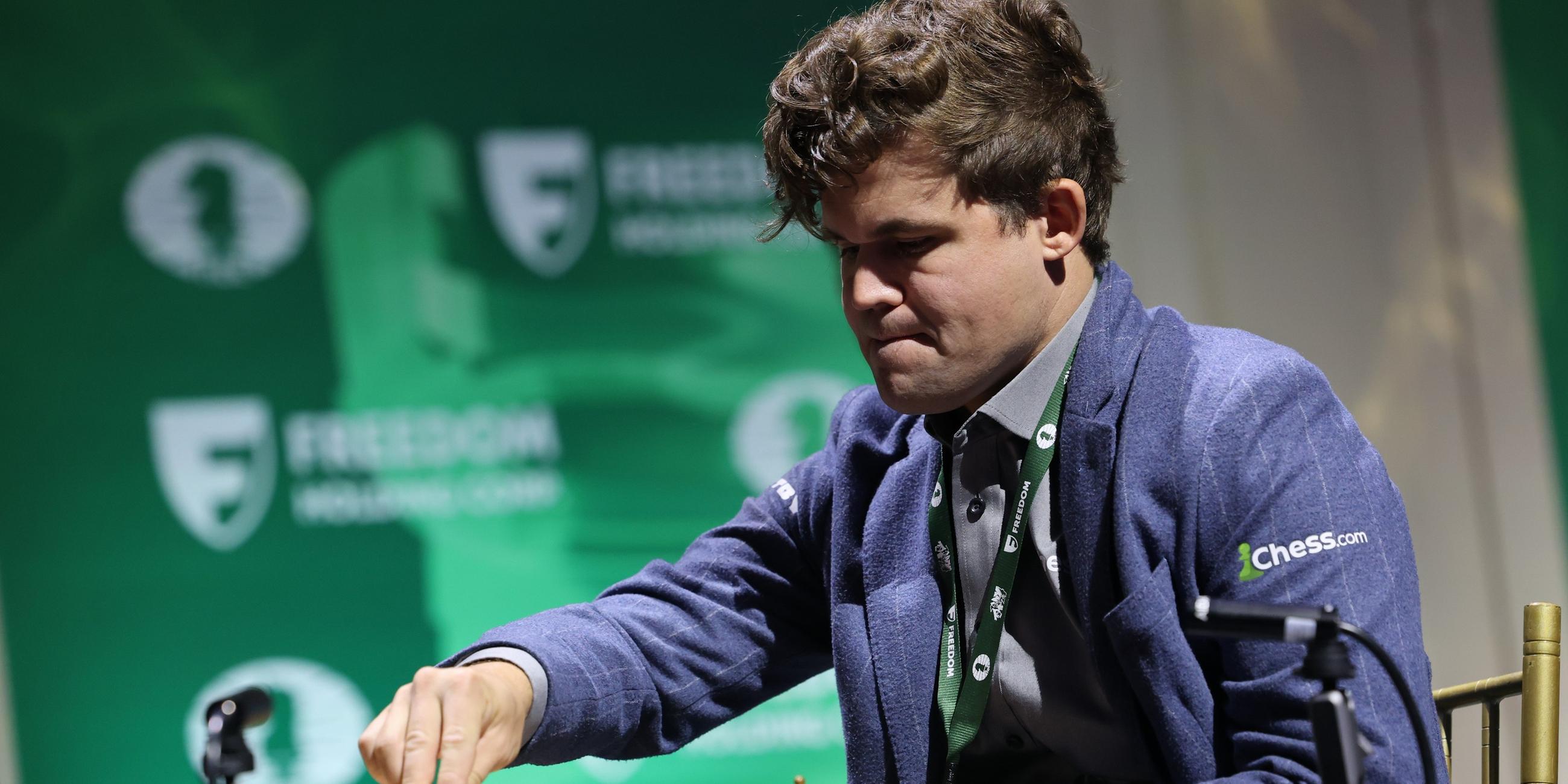 Schachstar Magnus Carlsen sitzt bei der Schnellschach-WM an einem Board