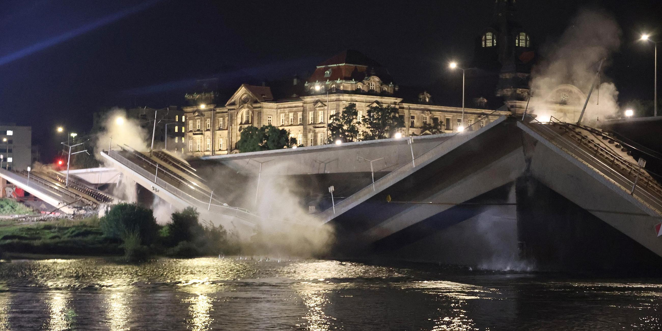 Durch Abrissarbeiten ist ein weiterer Teil der Carolabrücke in Dresden eingebrochen.