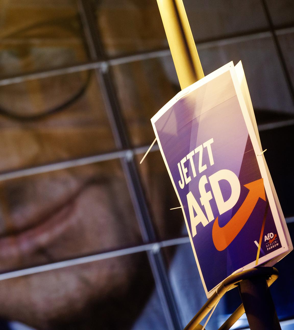 Im Hintergrund eine Plakat von Friedrich Merz am Hauptsitz der CDU in Berlin, im Vordergrund ein Wahlplakat mit der Aufschrift "Jetzt AfD".